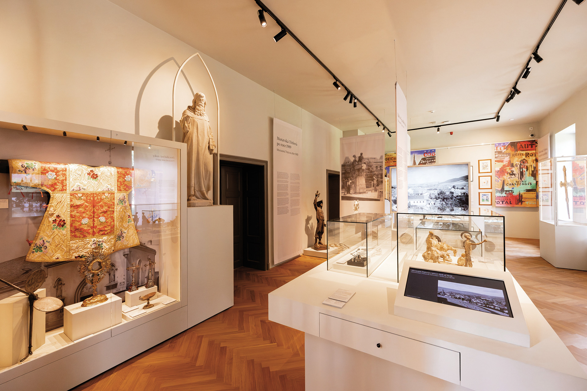 Město a svět (The Town and the World), Exhibition design (with Tomáš Kovalčík), Městské muzeum Moravská Třebová, 2025 (Foto: Aleš König)