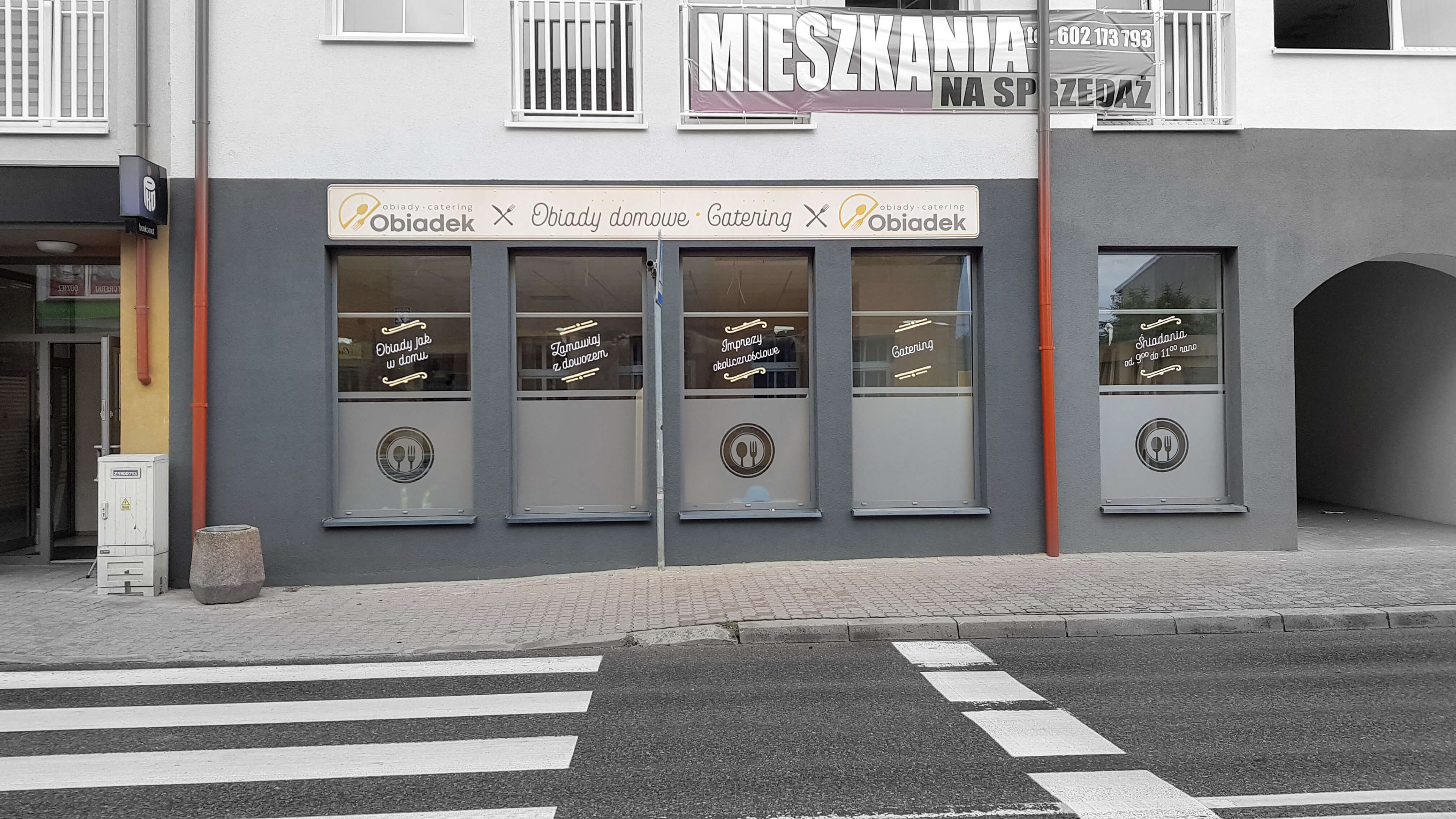 witryny oklejone folią - szkło mrożone oraz folią kolorową, szyld z folią z laminatem