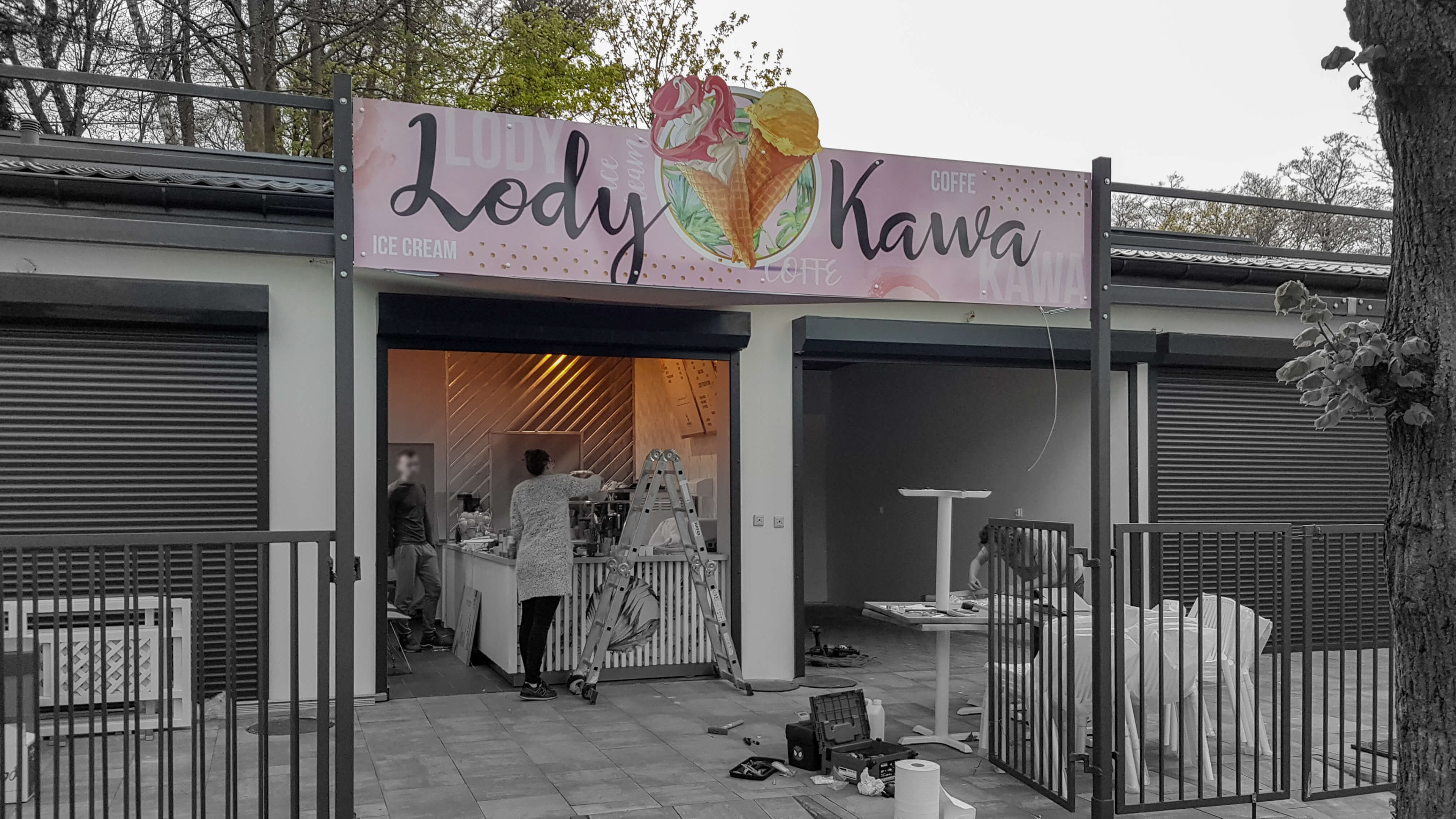 szyld wycięty numerycznie z płyty dibond - oklejony folią z laminatem