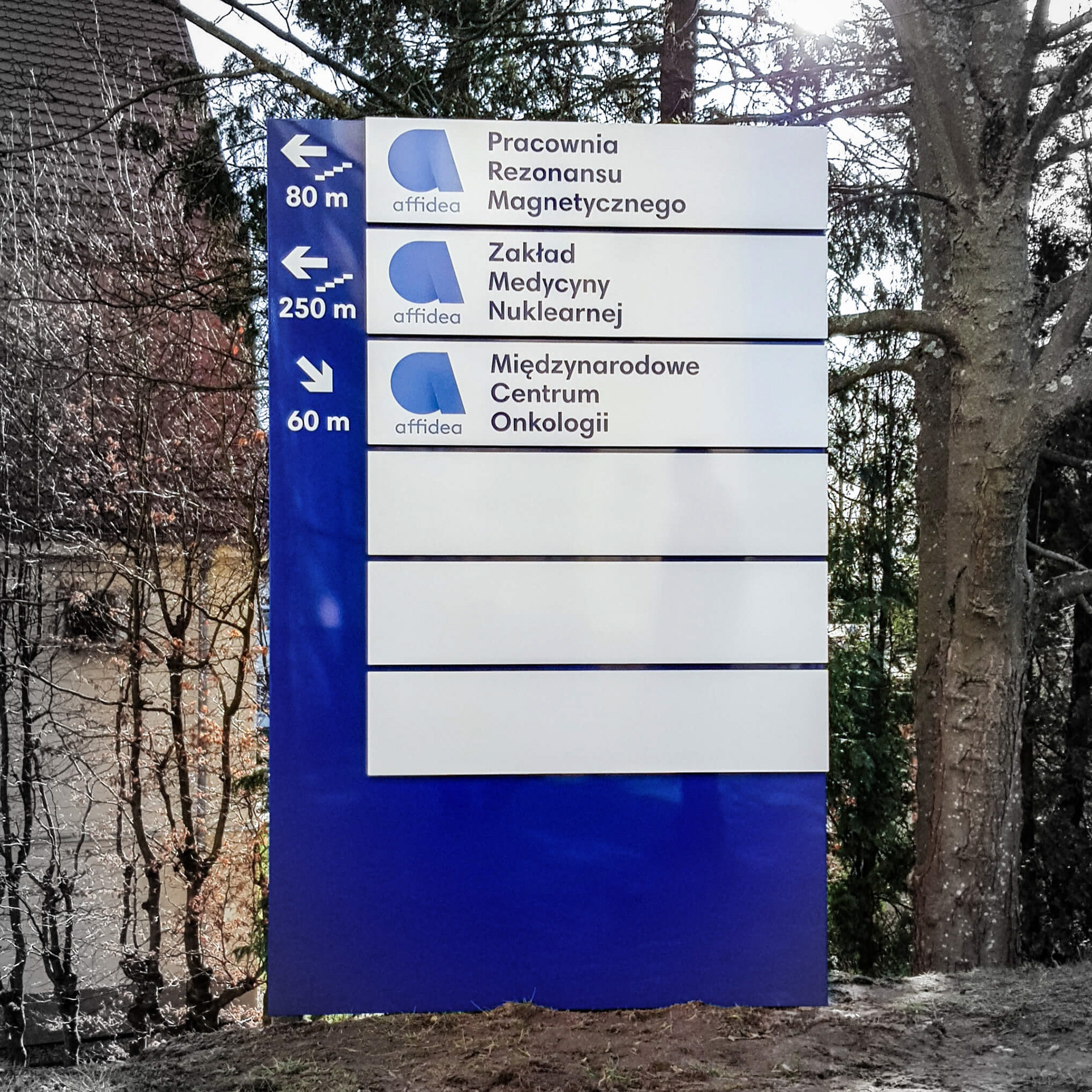 pylon informacyjny z możliwością wymiany tabliczek