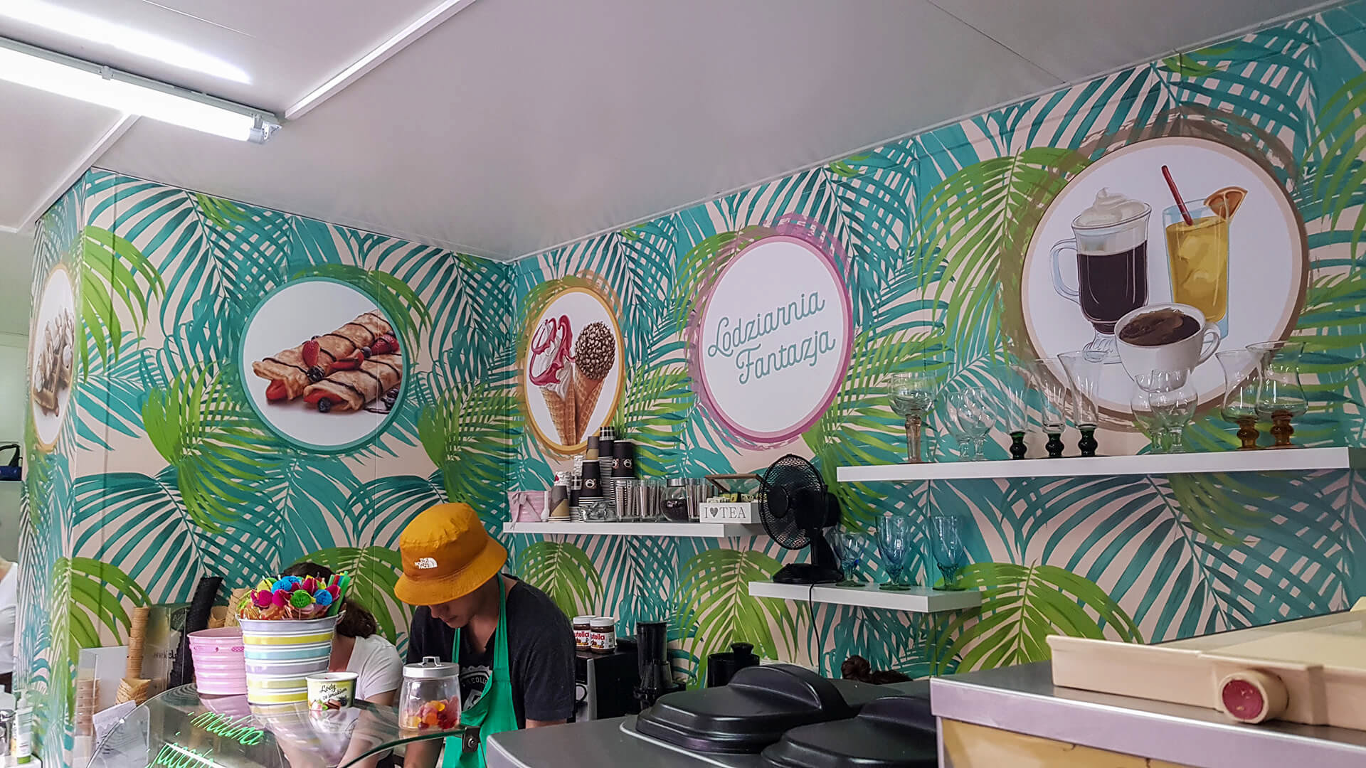 folia z laminatem naklejona na ściany