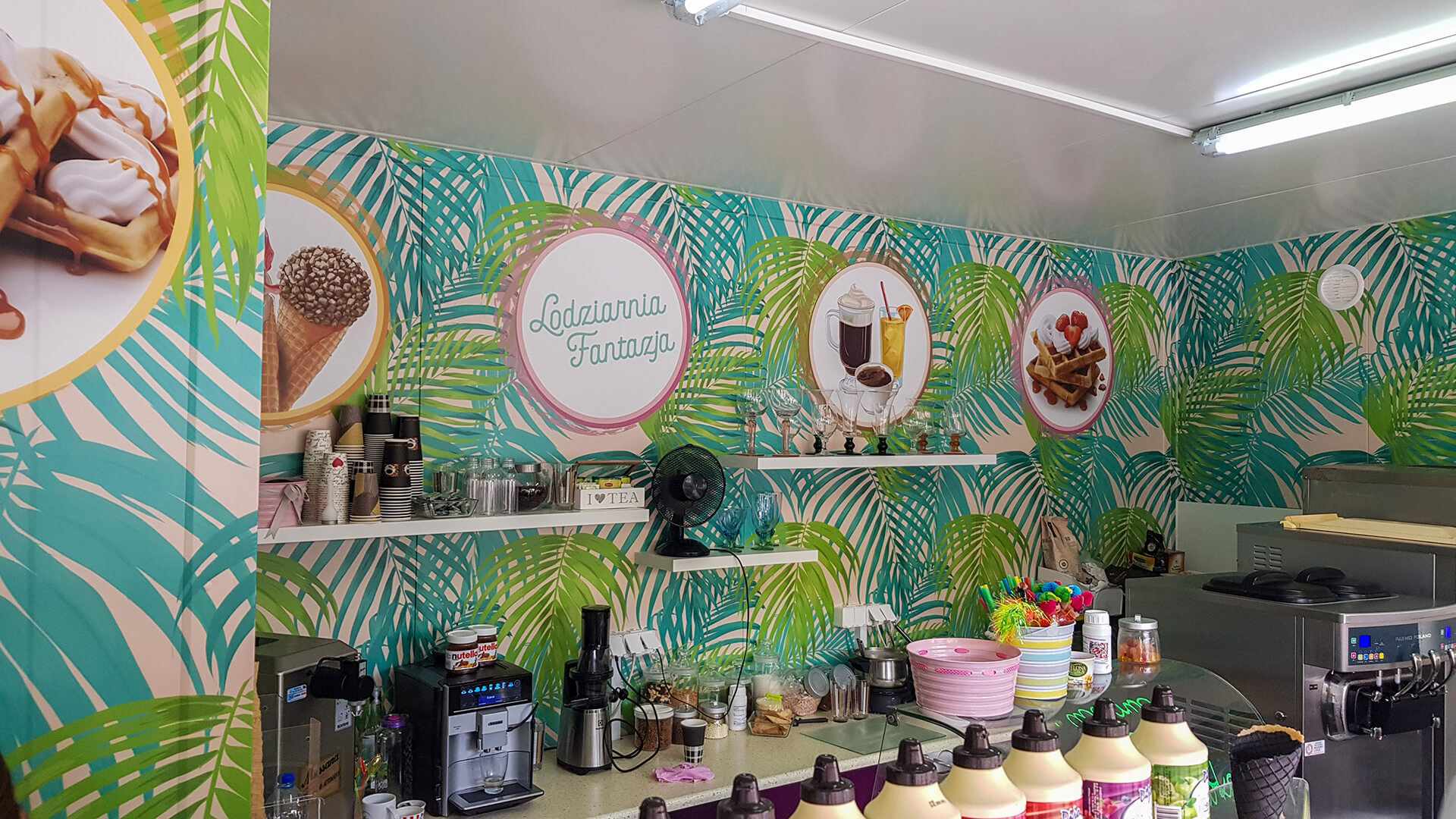 folia z laminatem naklejona na ściany