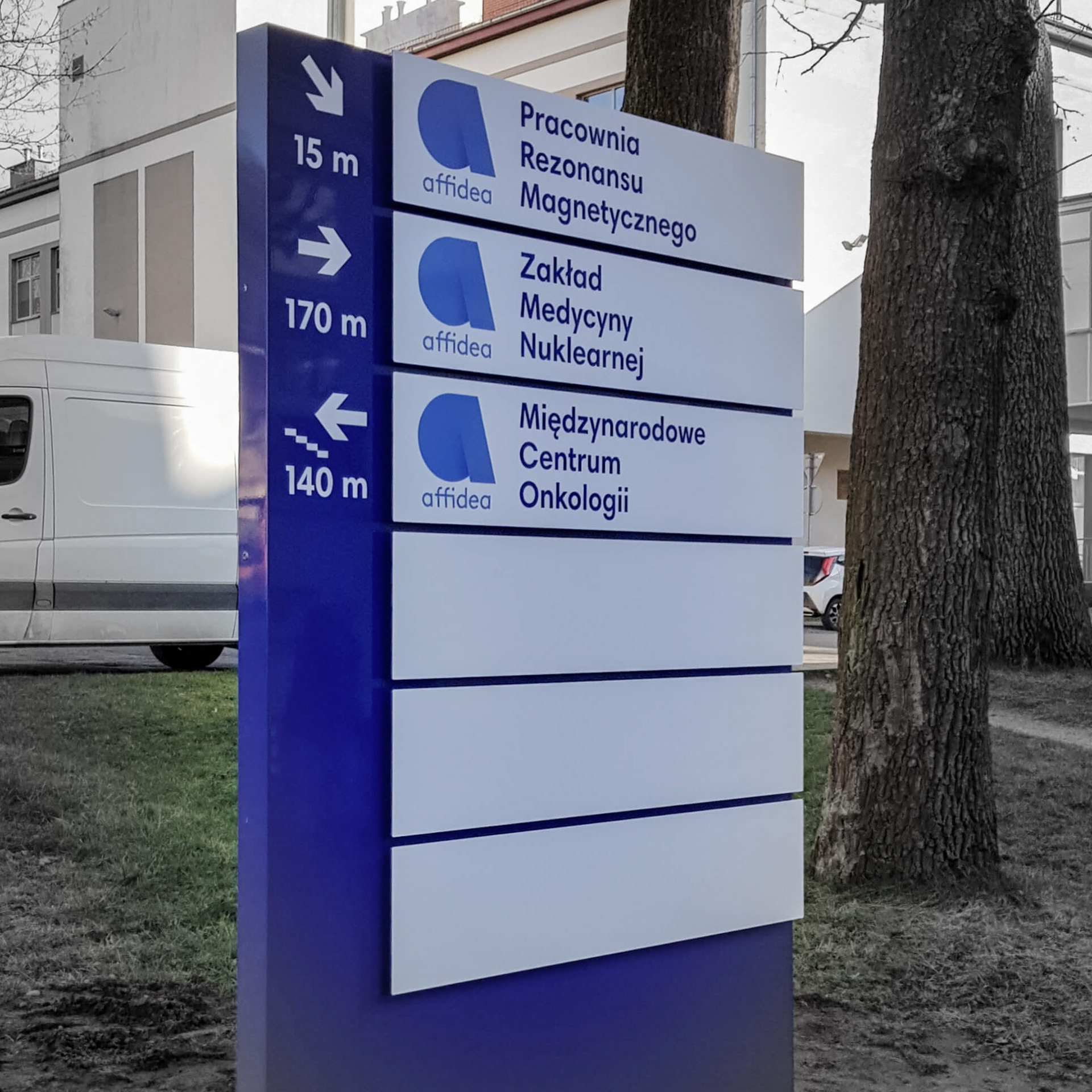 pylon informacyjny z możliwością wymiany tabliczek