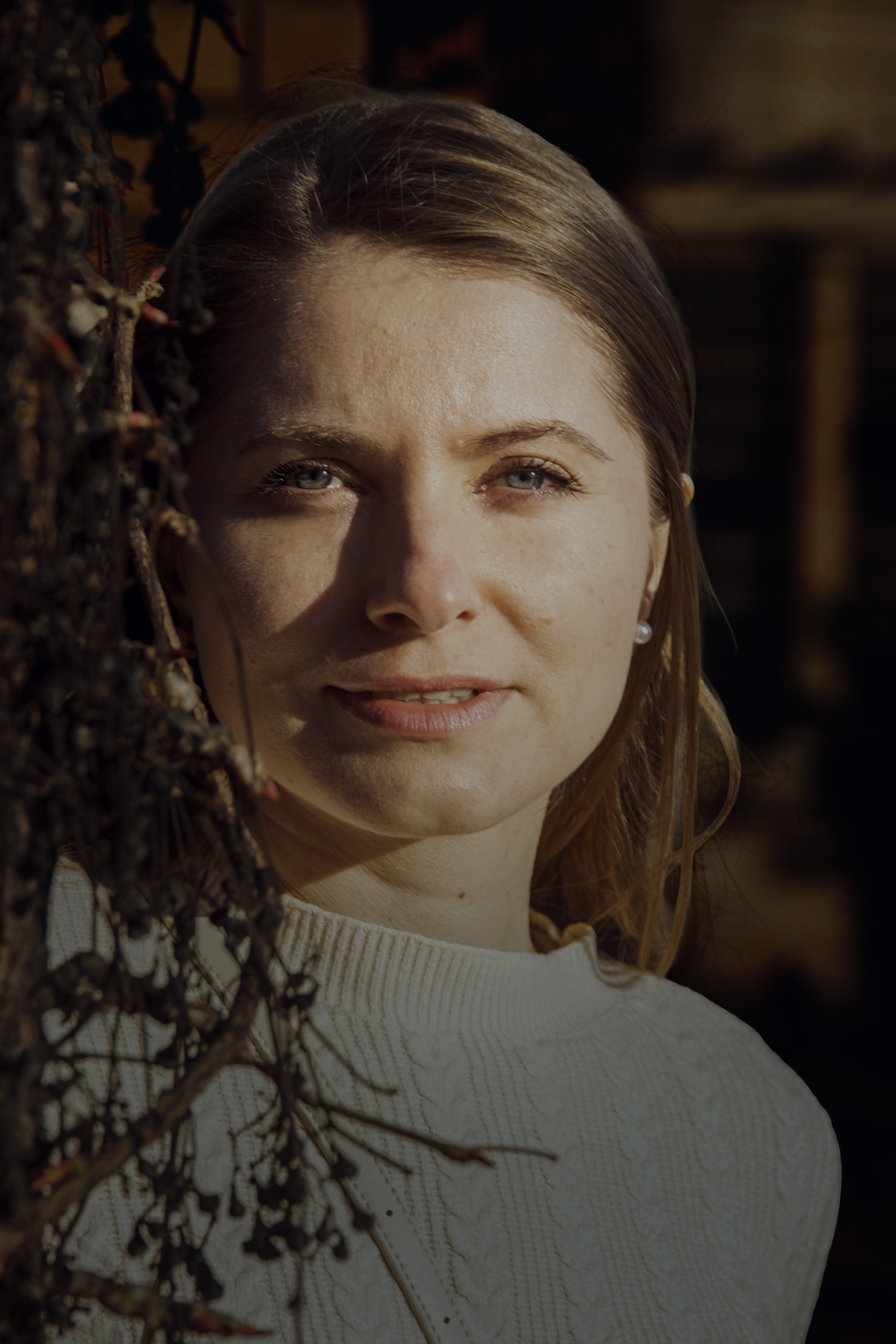 Természetes női személyes márka portré szabadtéren