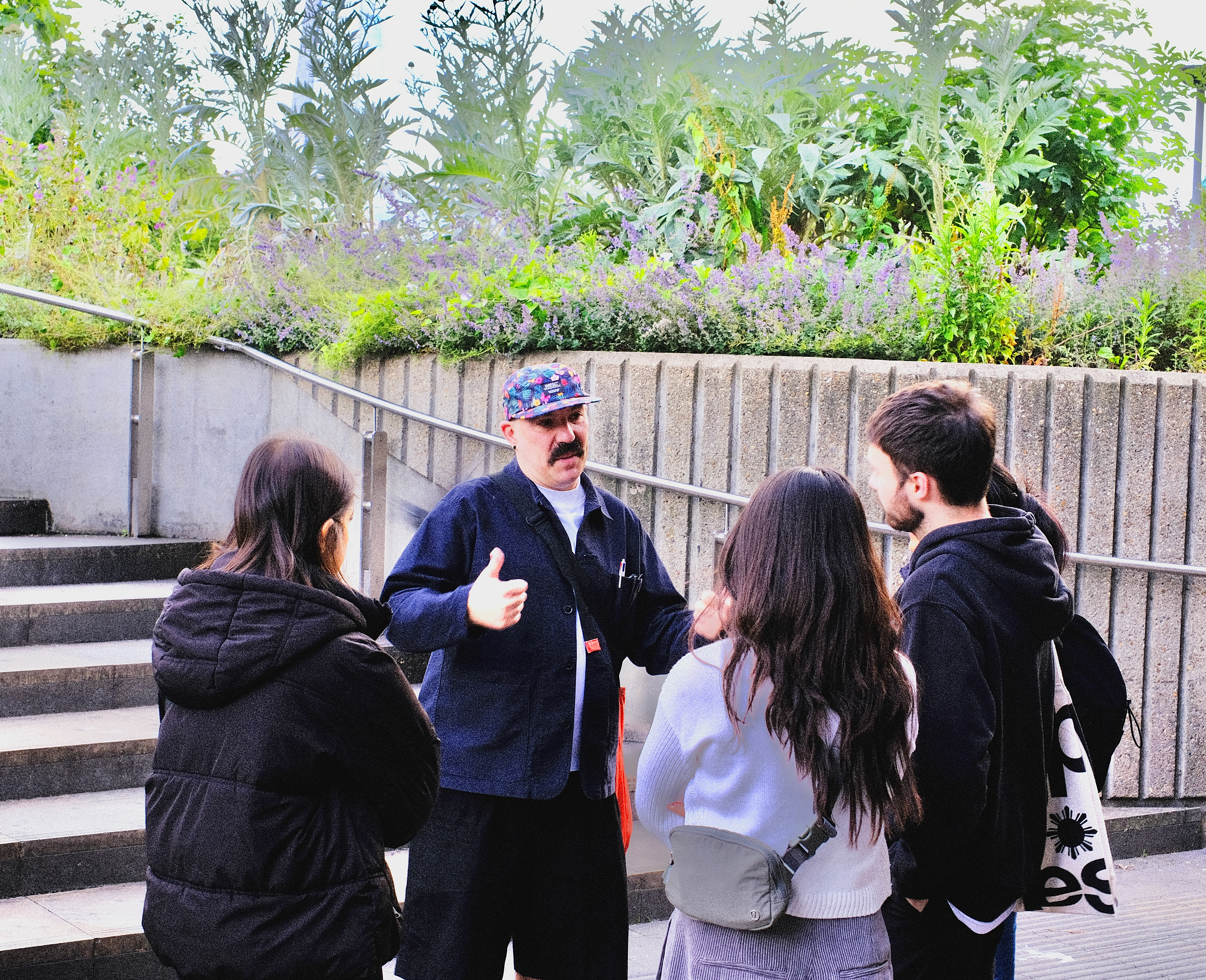 El guía dando la charla