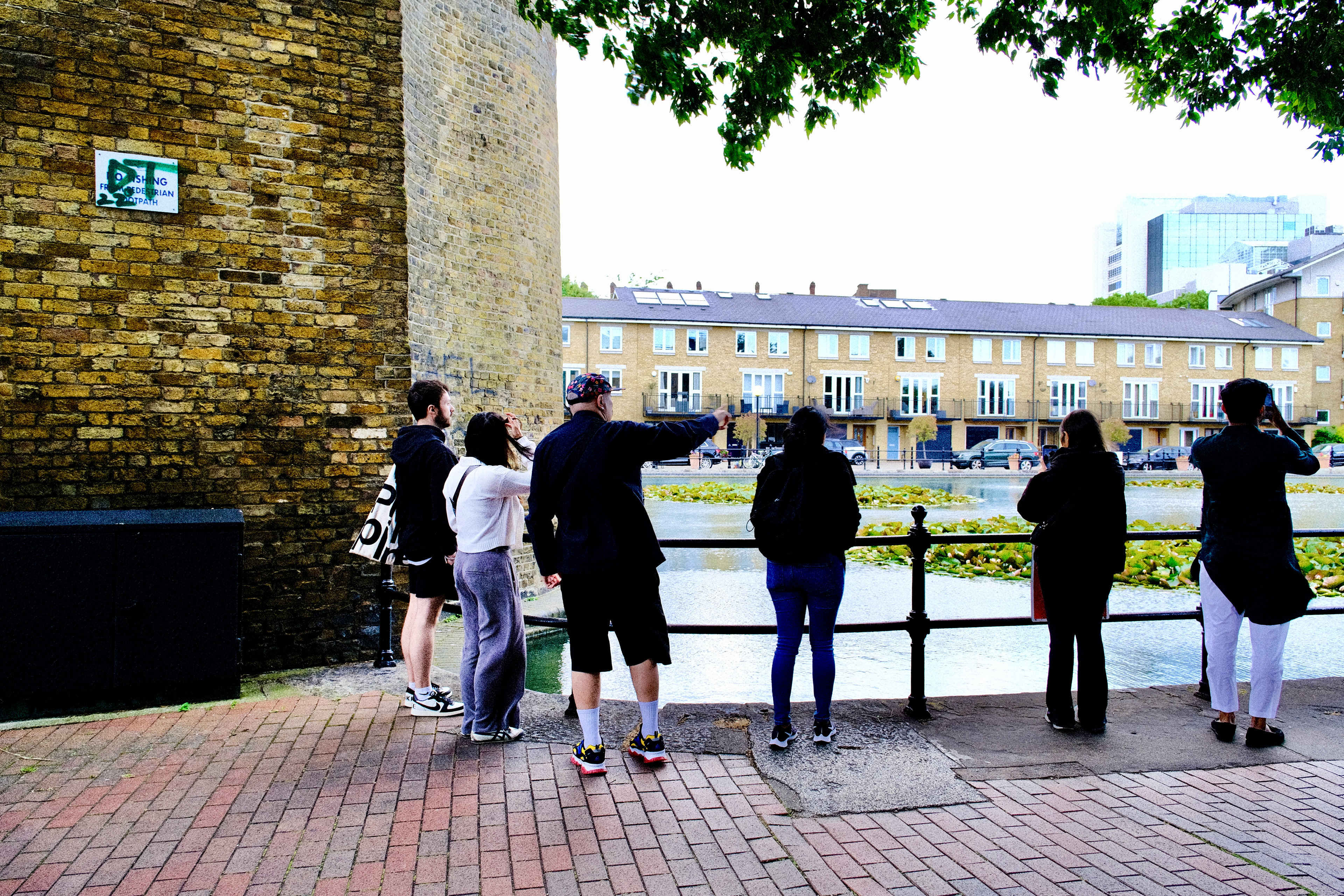 Observando uno de los antiguos muelles 