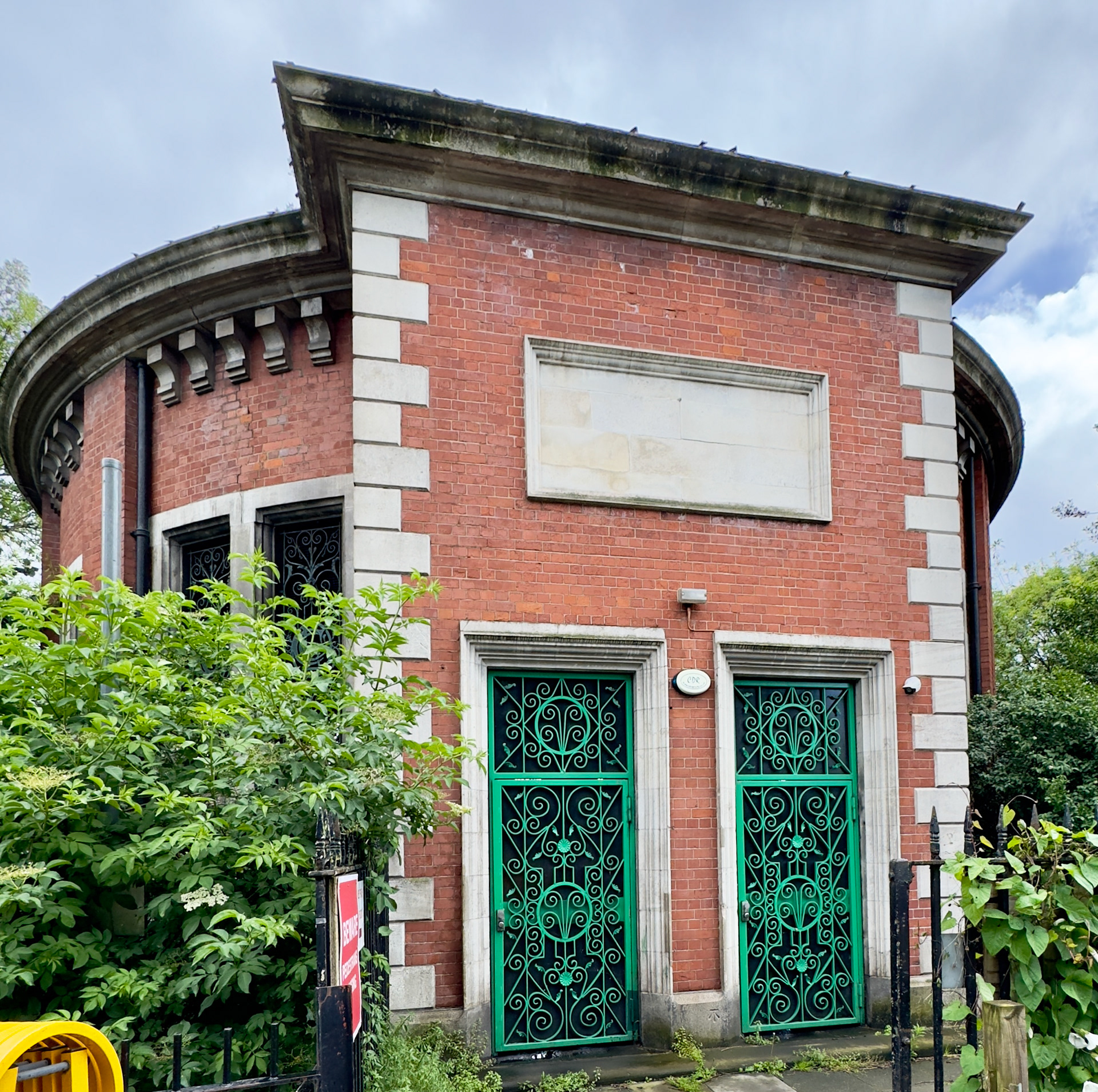 Estrada al pasage para cruzar el rio por debajo 