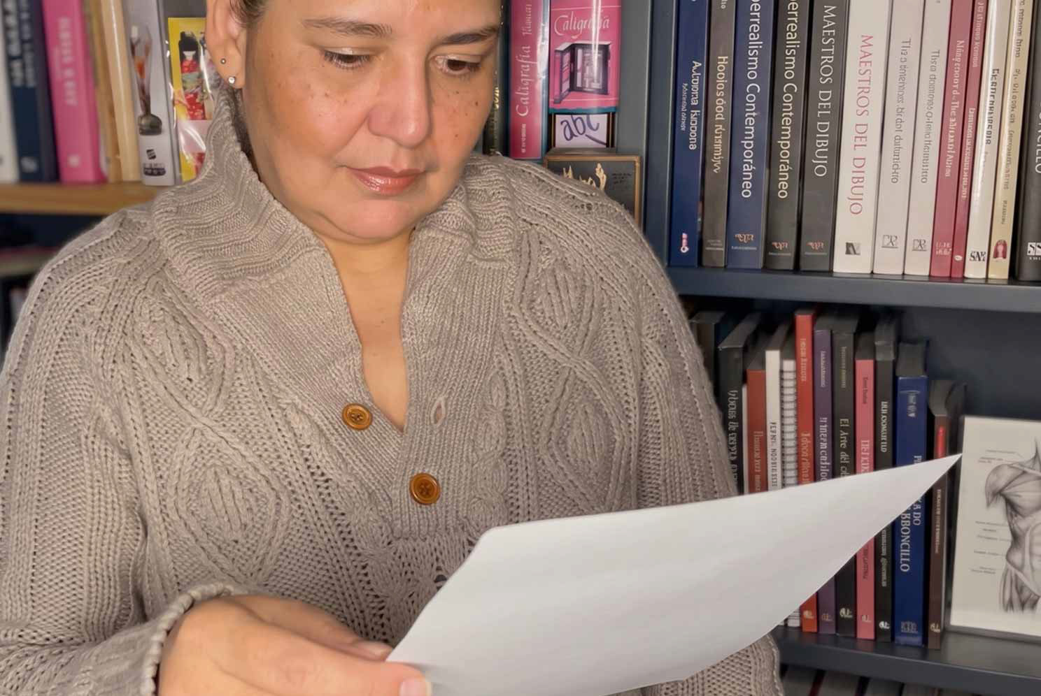 La dibujante realista Janid Alfaro revisando un Fine Art Print certificado en papel Optica One 100% algodón en San José, Costa Rica