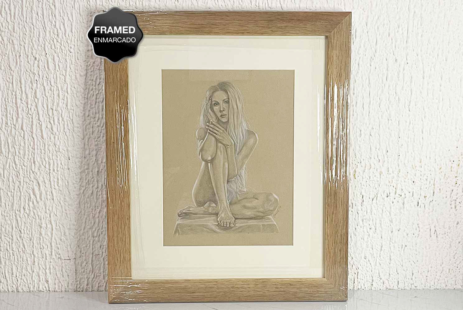 Dibujo Realista Original, Figura humana de mujer posando sobre un pedestal, Lápiz grafito y pastel, artista Janid Alfaro