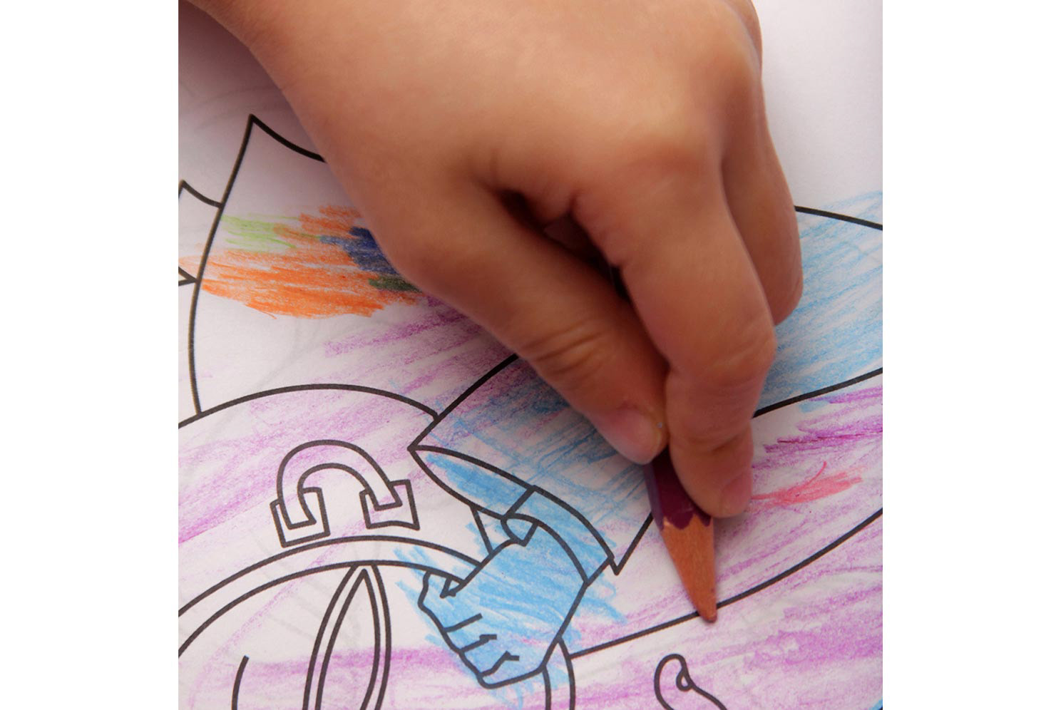 Primeros pasos de dibujo y libros de colorear en la infancia de la Artista Visual UCR Janid Alfaro