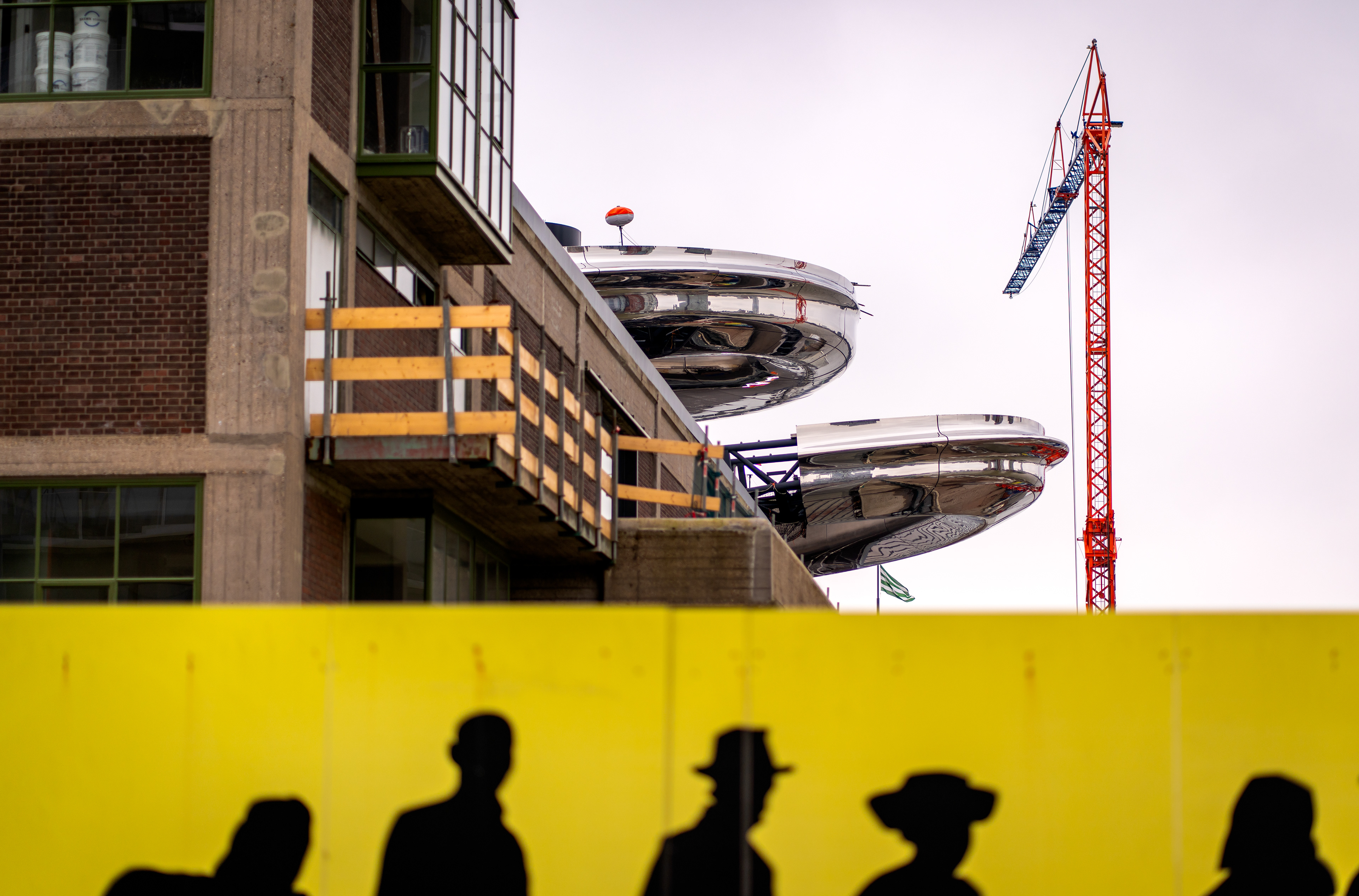 De opvallende glimmende blikvanger van het migratiemuseum FENIX, die de naam Tornado heeft gekregen. Het tientallen tonnen zware gevaarte steekt uit het dak in het hart van de loods. Bezoekers kunnen straks op een 24 meter hoog platform op dit kunstwerk over de wateren kijken waarover de emigranten vertrokken. ANP KJELL HOEXUM