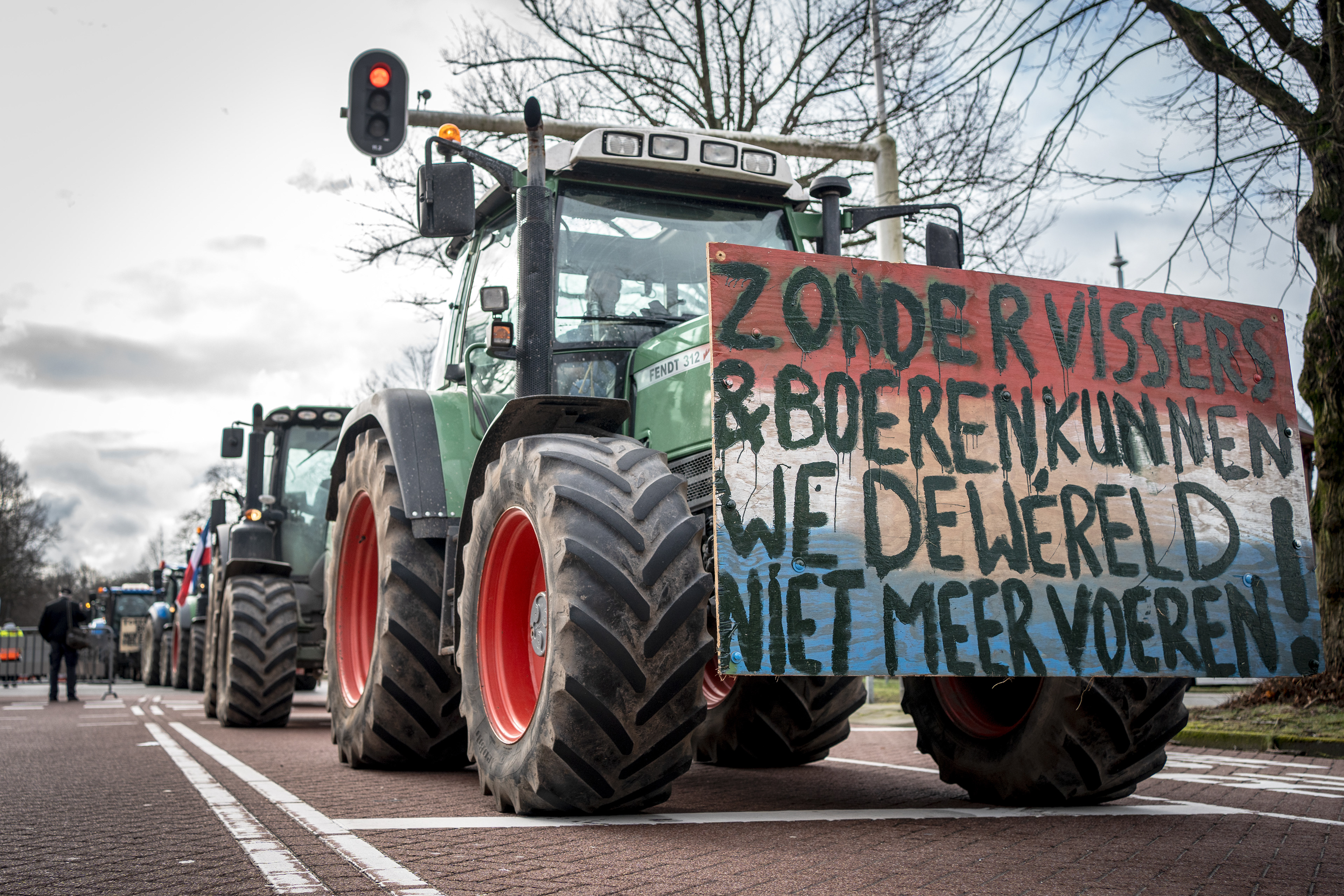 Een groep boeren heeft zich verzameld voor het provinciehuis. Zij hadden een petitie opgesteld met hun zorgen en eisen die zij specifiek in Noord-Holland geregeld willen zien. ANP KJELL HOEXUM