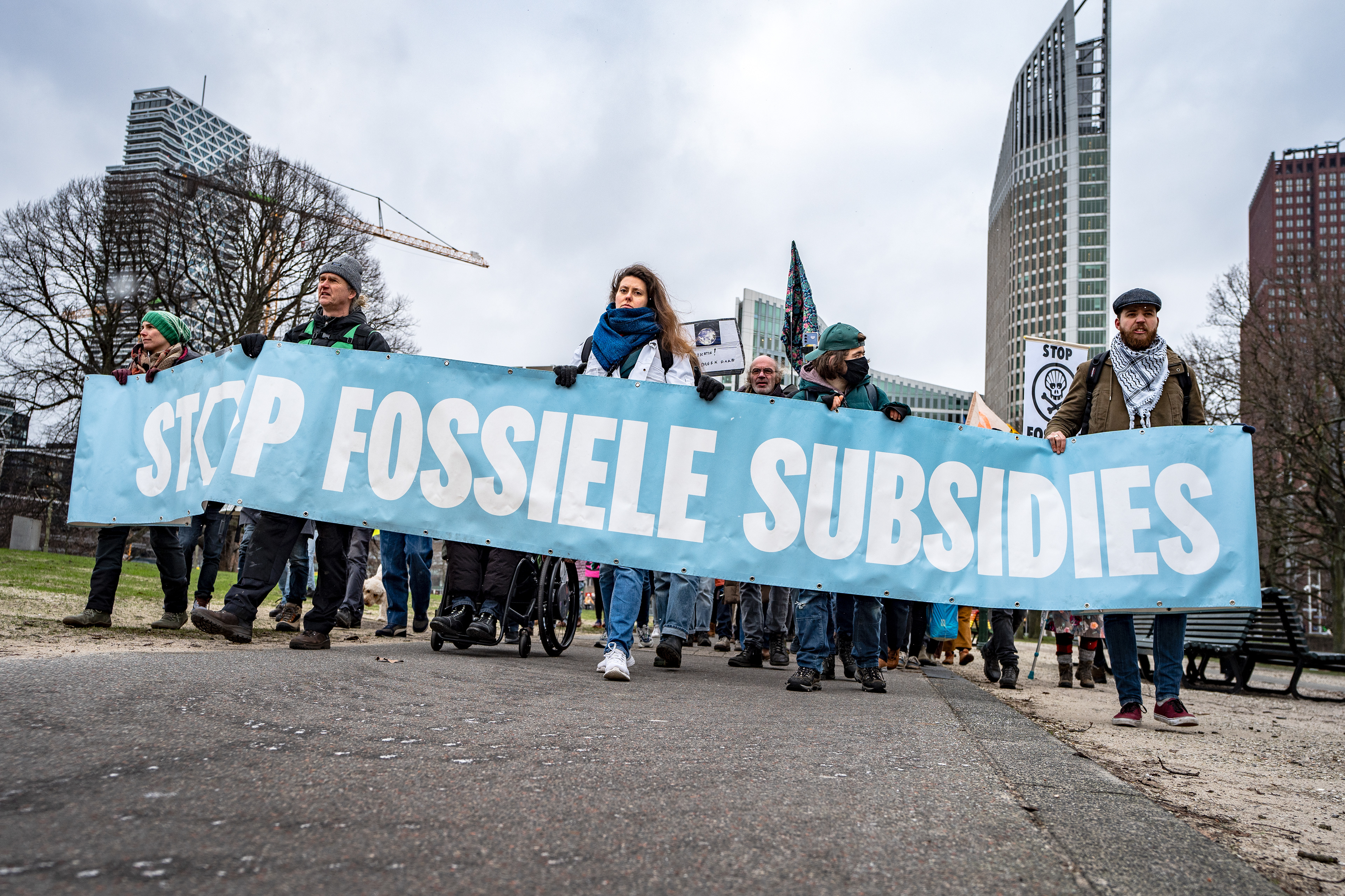 Actievoerders van Exctinction Rebellion lopen een mars naar de Eerste Kamer. XR voert sinds 2022 acties waarbij de snelweg A12 geblokkeerd wordt, waarmee een einde aan de fossiele subsidies geëist wordt. ANP KJELL HOEXUM