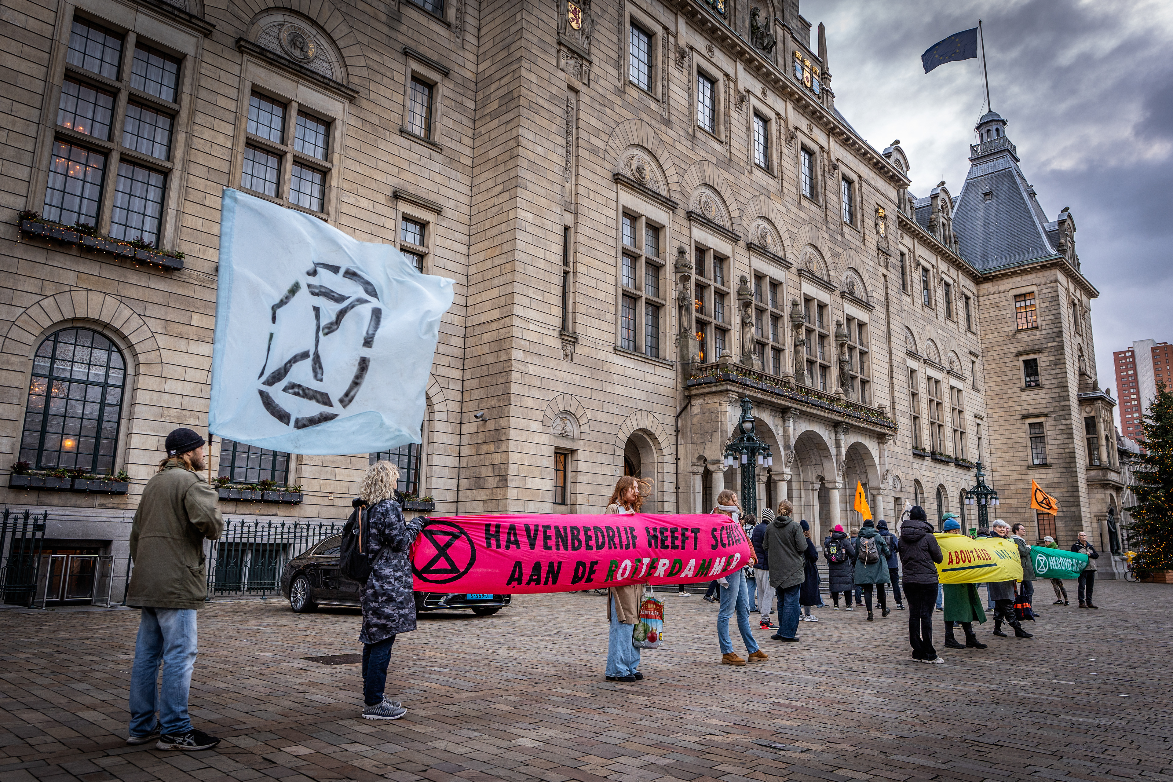 Aanhangers van Extinction Rebellion na afloop van een gesprek met de Rotterdamse burgemeester Ahmed Aboutaleb over vergroening van de Rotterdamse haven. Het gesprek vond plaats naar aanleiding van een recente actie van XR in het havengebied. ANP KJELL HOEXUM