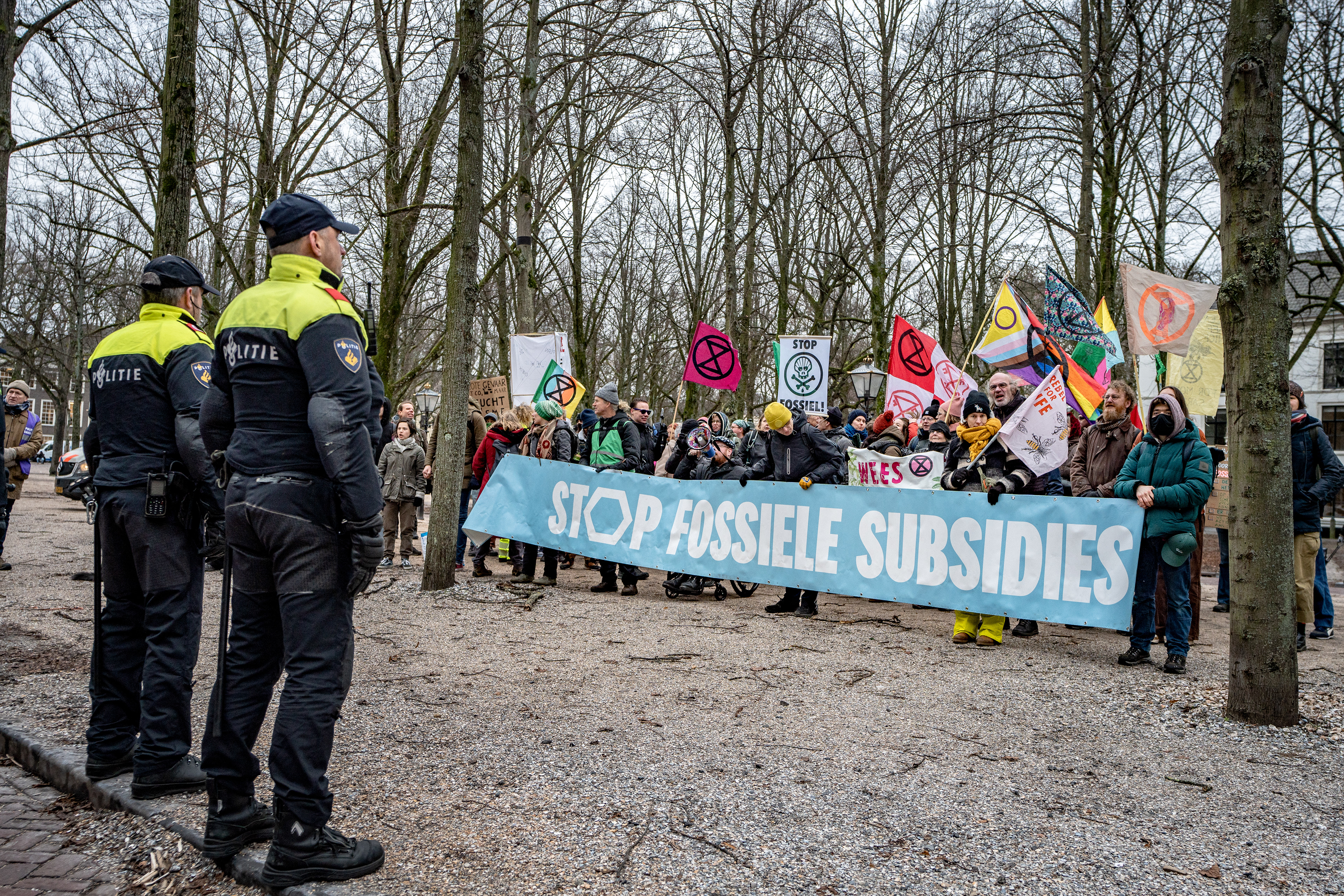 Actievoerders van Exctinction Rebellion lopen een mars naar de Eerste Kamer. XR voert sinds 2022 acties waarbij de snelweg A12 geblokkeerd wordt, waarmee een einde aan de fossiele subsidies geëist wordt. ANP KJELL HOEXUM