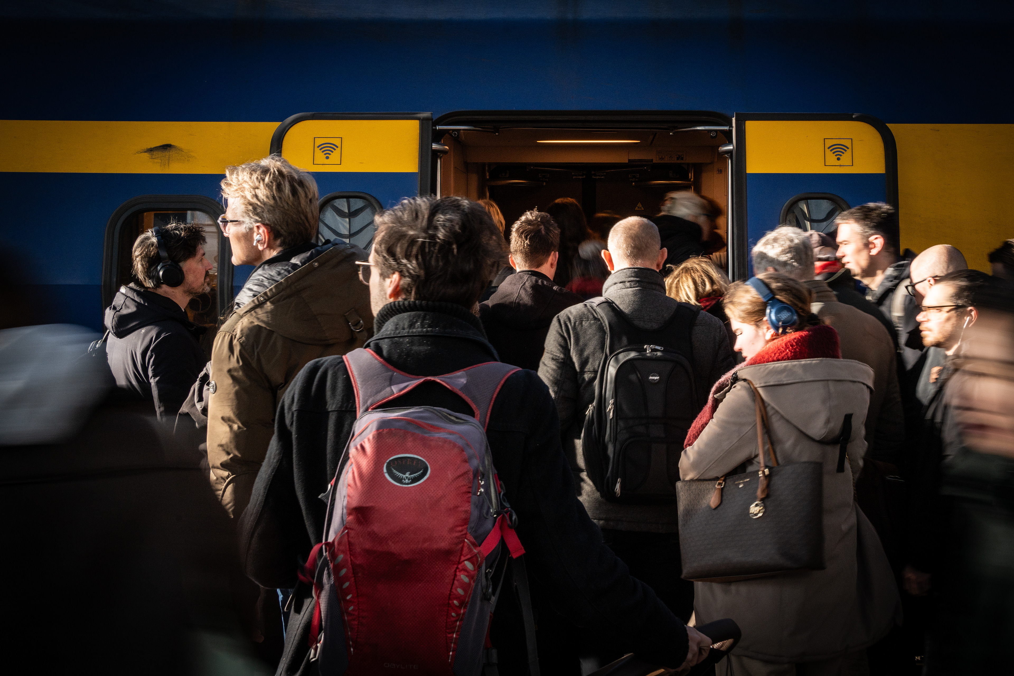 Treinen op Den Haag Centraal. Vanaf zondag 10 december worden er meer treinen ingezet van maandag tot en met donderdag en minder op vrijdag. ANP KJELL HOEXUM