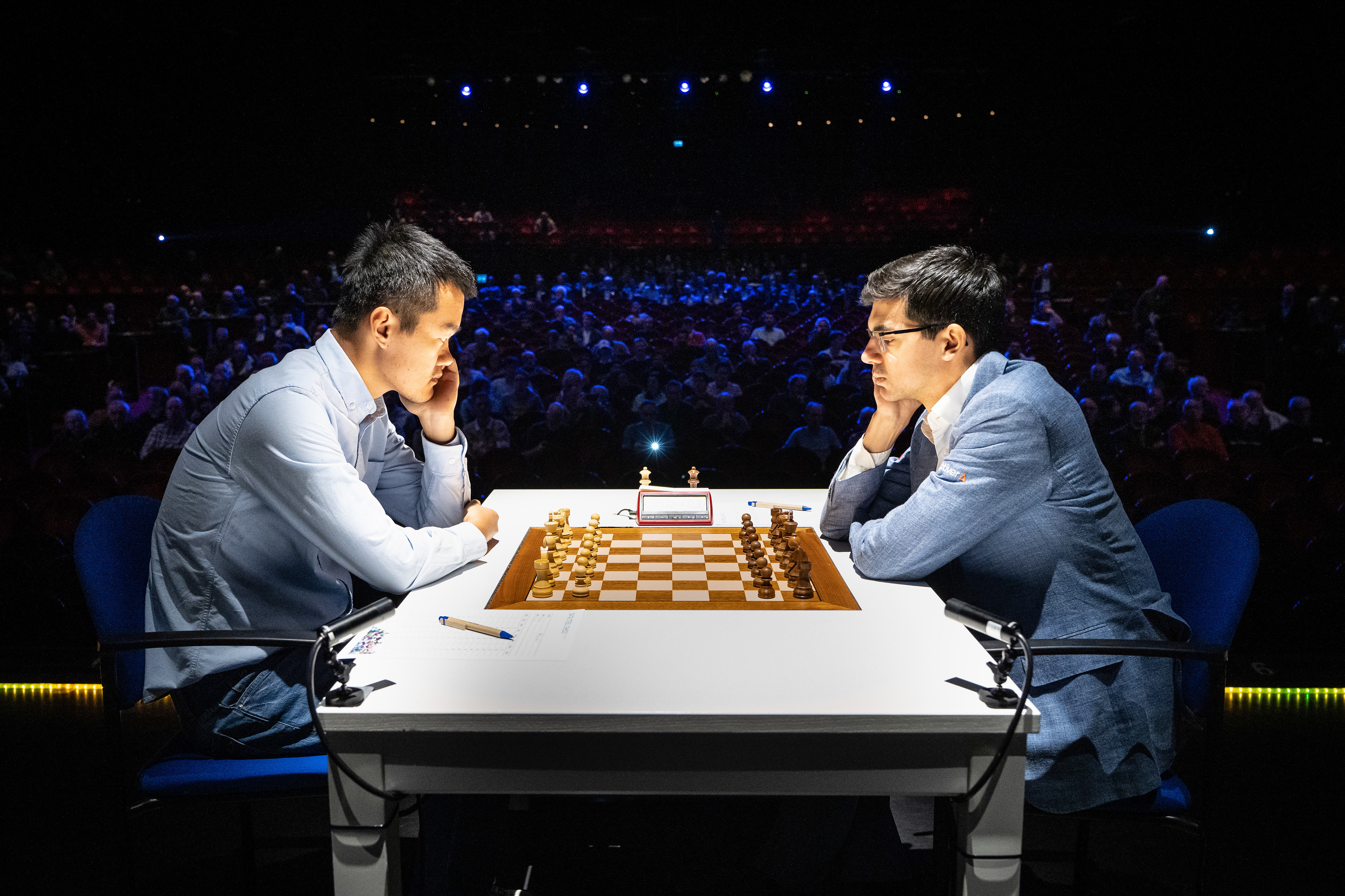 Schakers Anish Giri (R) en Ding Liren tijdens het Tata Steel Masters schaaktoernooi. De negende speelronde van het schaaktoernooi speelde zich af in het AFAS Circustheater. Normaal is Dorpshuis de Moriaan in Wijk aan Zee het strijdtoneel voor de grootmeesters. ANP KJELL HOEXUM