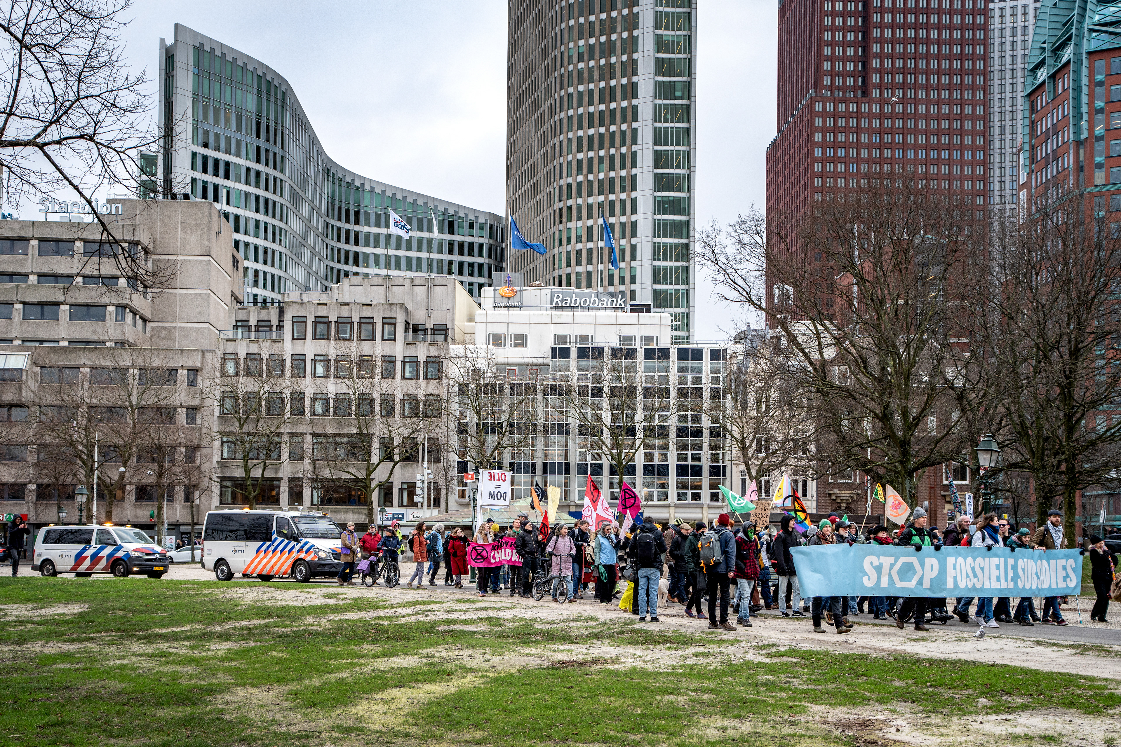 Actievoerders van Exctinction Rebellion lopen een mars naar de Eerste Kamer. XR voert sinds 2022 acties waarbij de snelweg A12 geblokkeerd wordt, waarmee een einde aan de fossiele subsidies geëist wordt. ANP KJELL HOEXUM