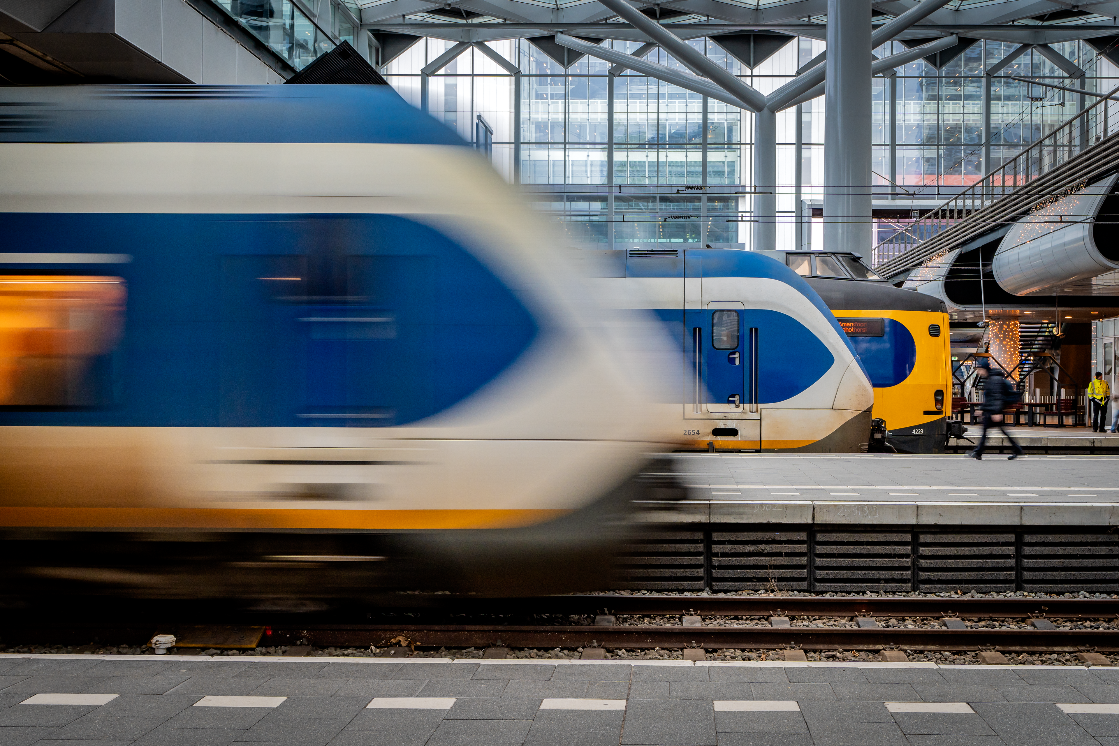 Treinen op Den Haag Centraal. Vanaf zondag 10 december worden er meer treinen ingezet van maandag tot en met donderdag en minder op vrijdag. ANP KJELL HOEXUM