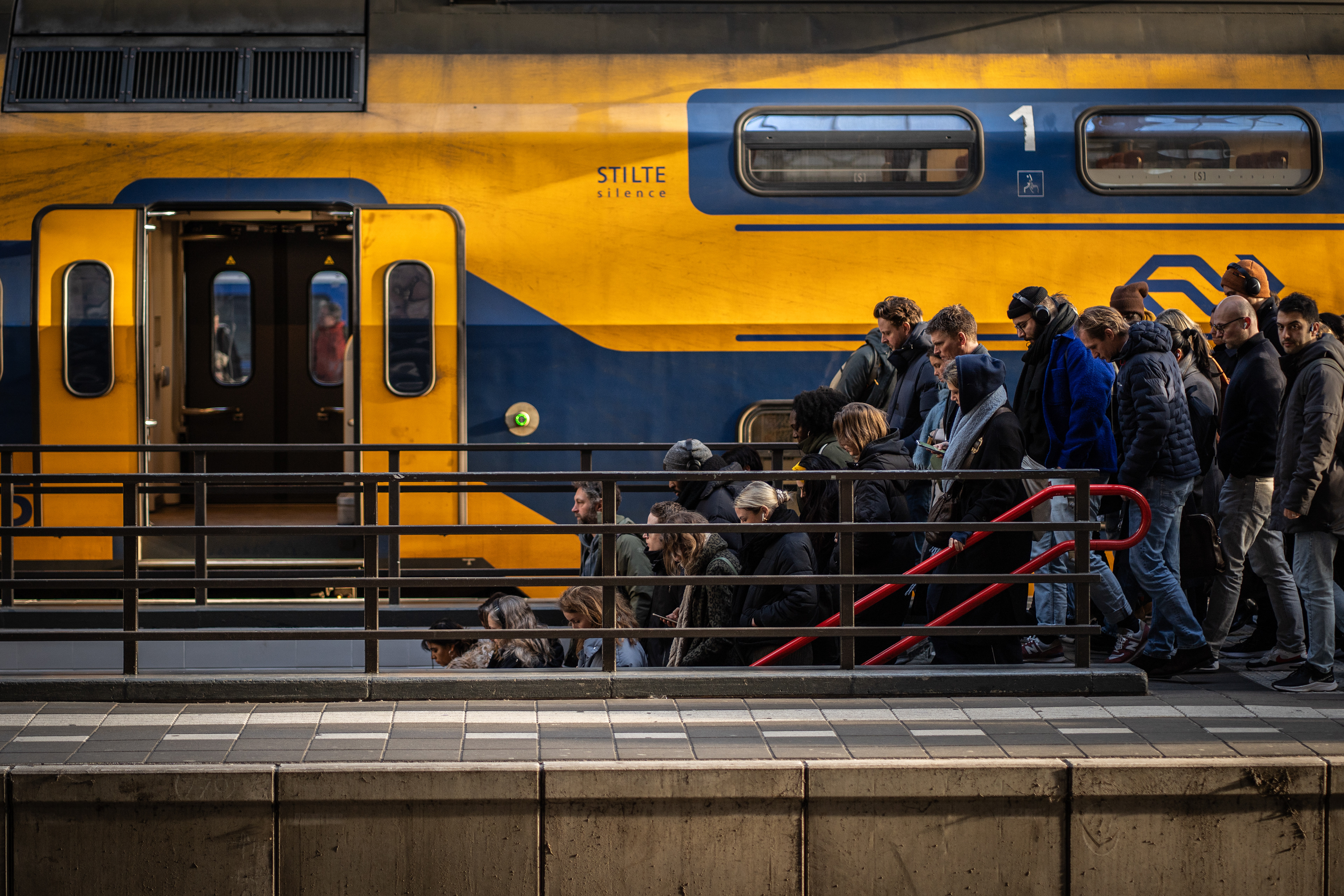 Treinen op Amsterdam Centraal. Vanaf zondag 10 december worden er meer treinen ingezet van maandag tot en met donderdag en minder op vrijdag. ANP KJELL HOEXUM