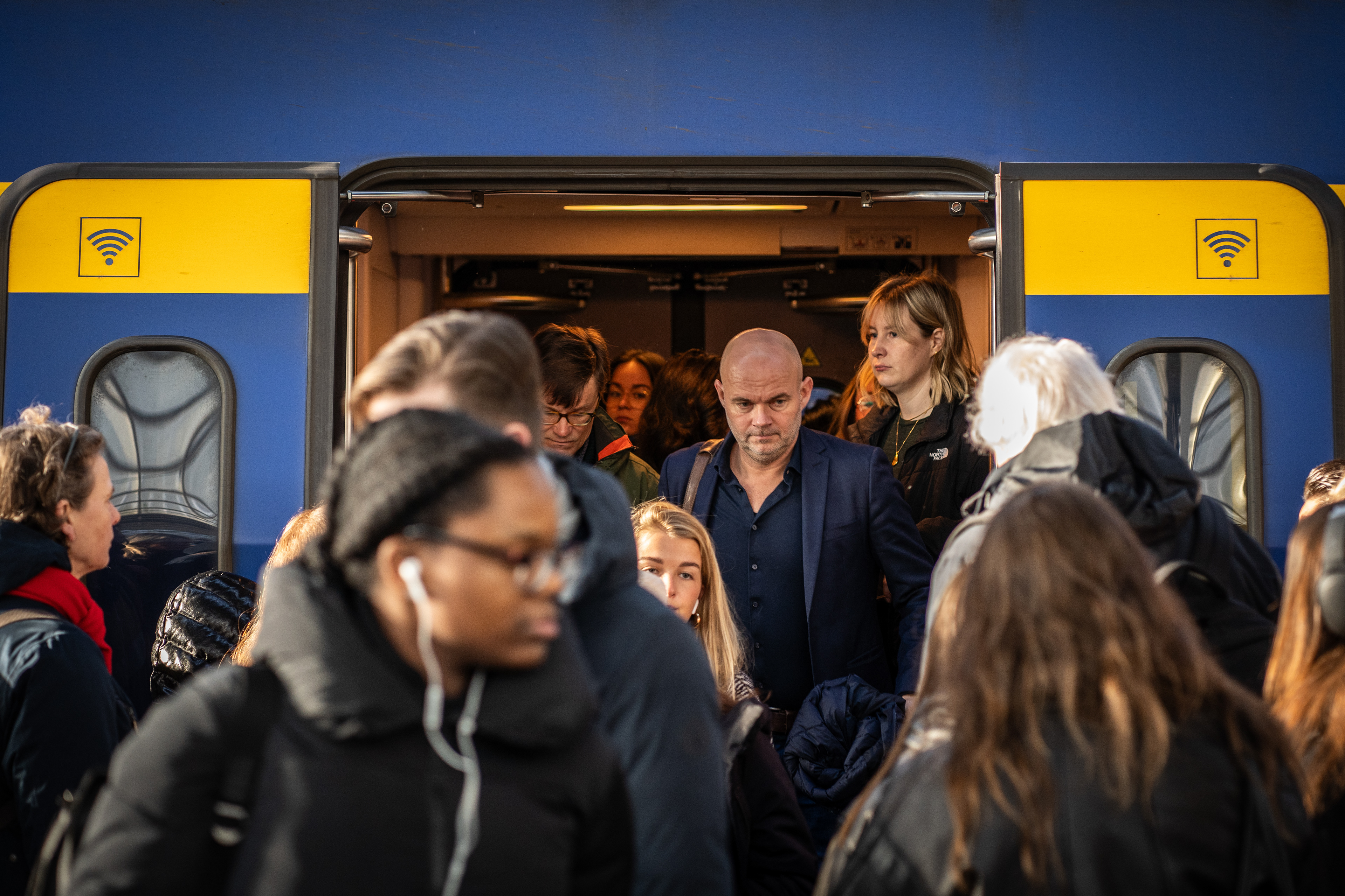 Treinen op Den Haag Centraal. Vanaf zondag 10 december worden er meer treinen ingezet van maandag tot en met donderdag en minder op vrijdag. ANP KJELL HOEXUM