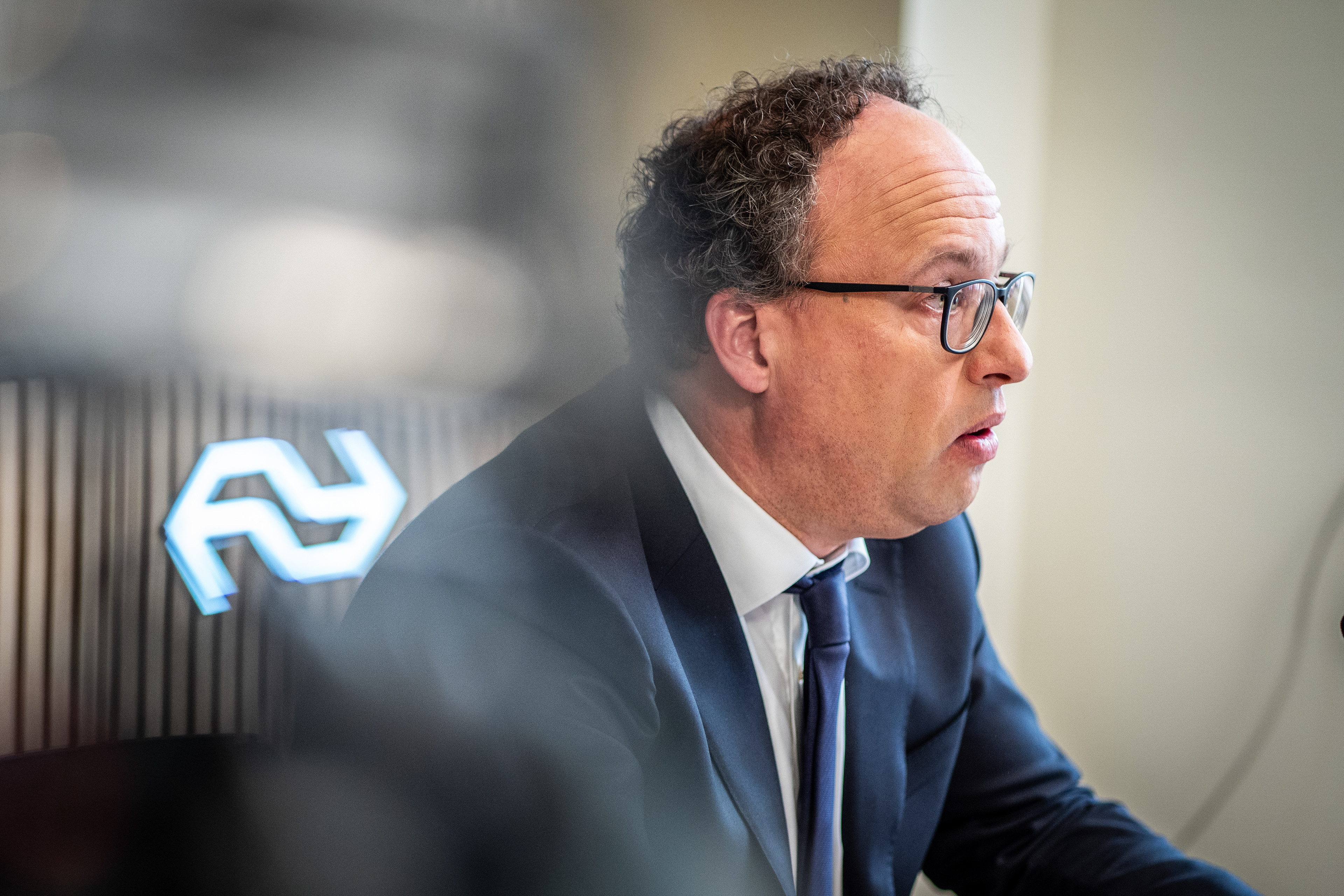 AMSTERDAM - Directeur Wouter Koolmees praat met journalisten na afloop van de presentatie van de jaarcijfers van de Nederlandse Spoorwegen (NS). ANP KJELL HOEXUM