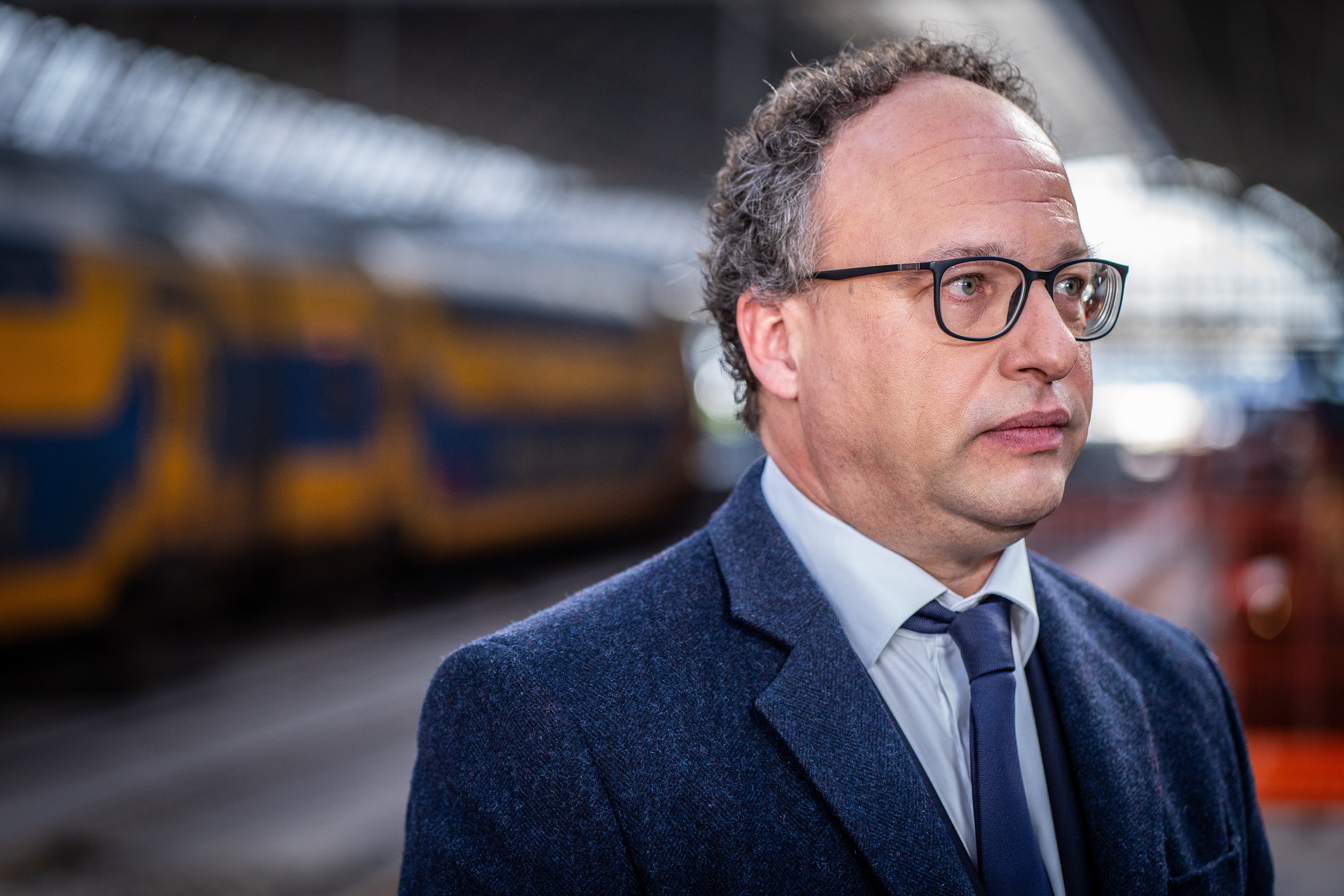 AMSTERDAM - Directeur Wouter Koolmees praat met journalisten na afloop van de presentatie van de jaarcijfers van de Nederlandse Spoorwegen (NS). ANP KJELL HOEXUM