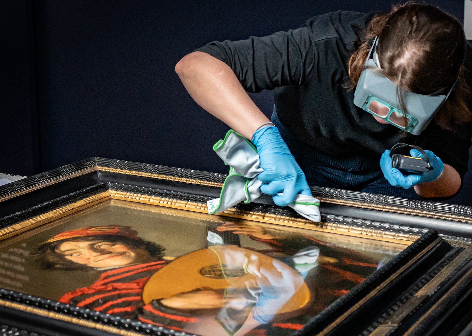 Het schilderij De luitspeler wordt opgehangen in het Rijksmuseum. Het werk maakt deel uit van een grote tentoonstelling over de Nederlandse schilder Frans Hals, waarbij onder meer werken worden geleend uit Londen en Parijs. ANP KJELL HOEXUM