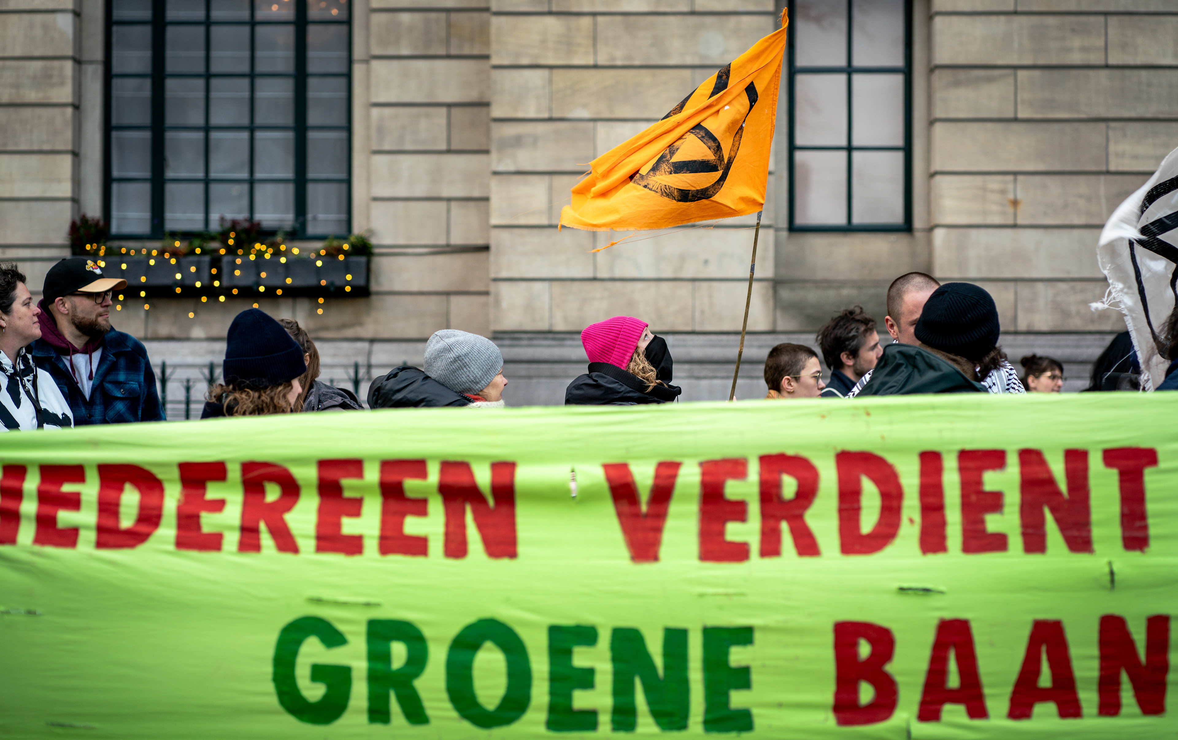 Aanhangers van Extinction Rebellion na afloop van een gesprek met de Rotterdamse burgemeester Ahmed Aboutaleb over vergroening van de Rotterdamse haven. Het gesprek vond plaats naar aanleiding van een recente actie van XR in het havengebied. ANP KJELL HOEXUM