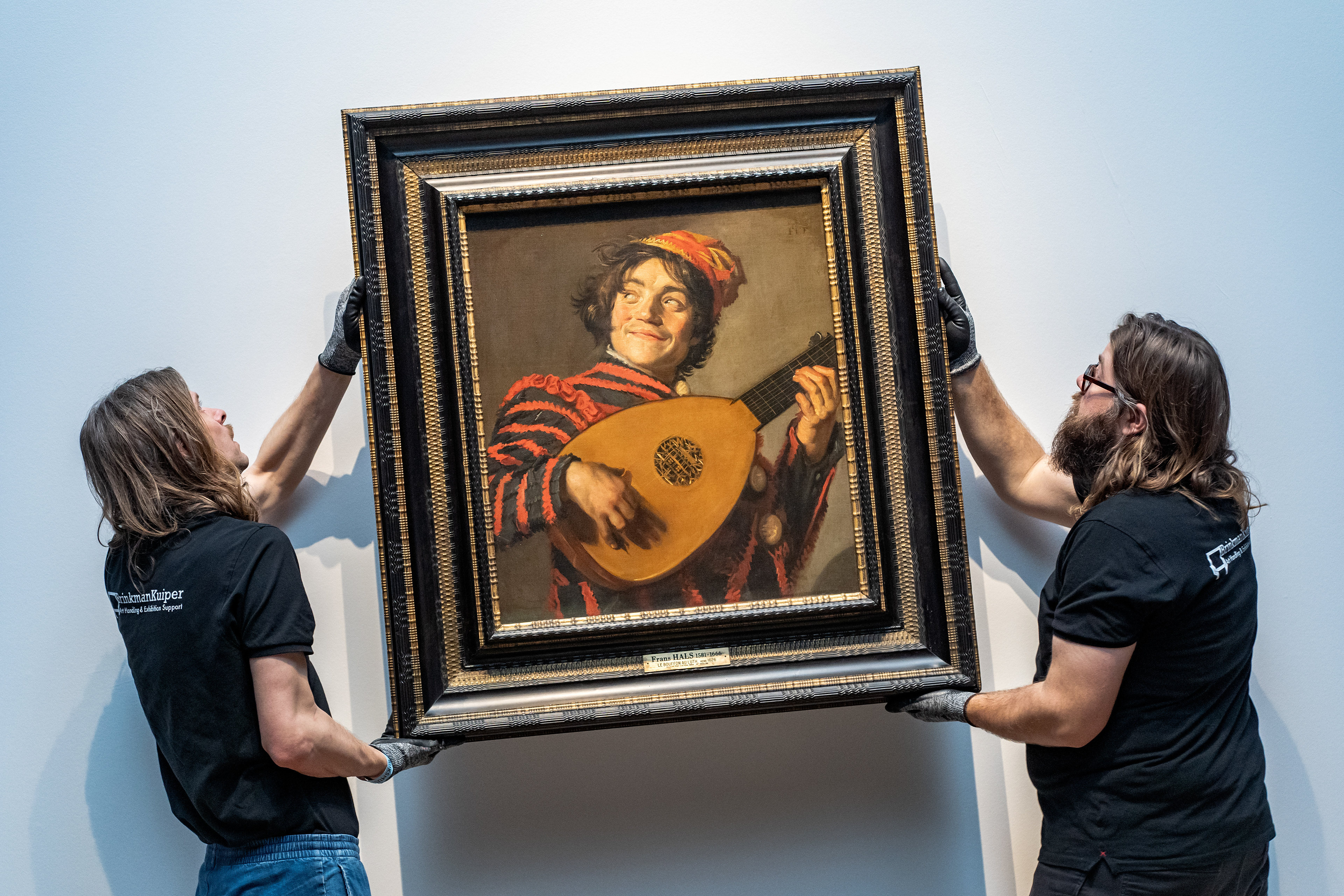 Het schilderij De luitspeler wordt opgehangen in het Rijksmuseum. Het werk maakt deel uit van een grote tentoonstelling over de Nederlandse schilder Frans Hals, waarbij onder meer werken worden geleend uit Londen en Parijs. ANP KJELL HOEXUM