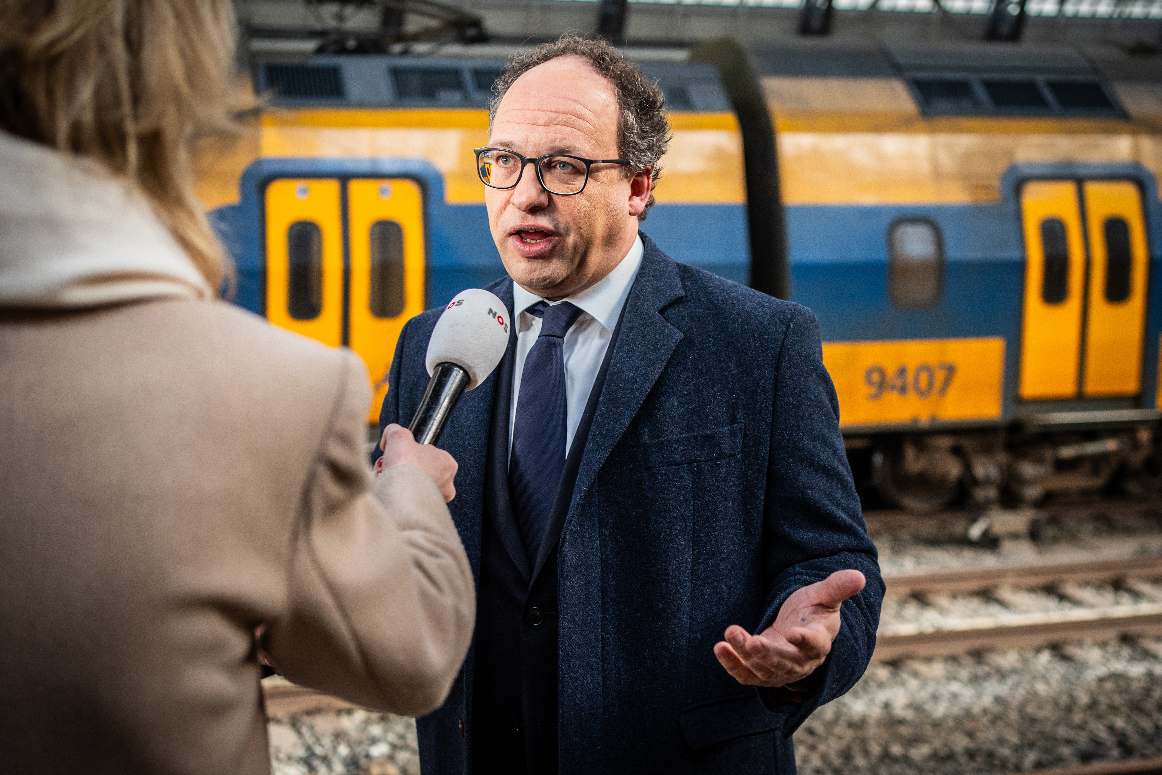 AMSTERDAM - Directeur Wouter Koolmees praat met journalisten na afloop van de presentatie van de jaarcijfers van de Nederlandse Spoorwegen (NS). ANP KJELL HOEXUM