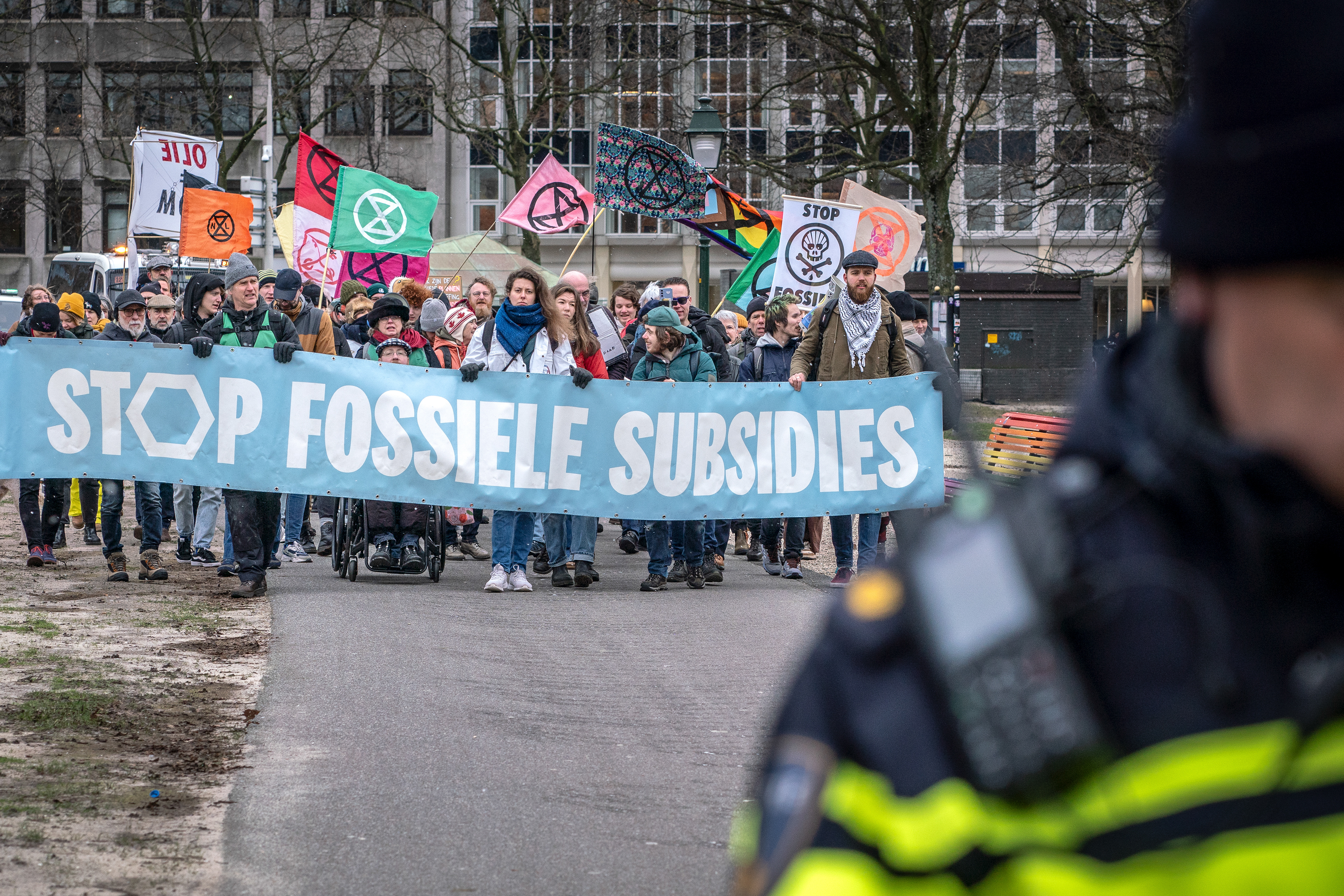 Actievoerders van Exctinction Rebellion lopen een mars naar de Eerste Kamer. XR voert sinds 2022 acties waarbij de snelweg A12 geblokkeerd wordt, waarmee een einde aan de fossiele subsidies geëist wordt. ANP KJELL HOEXUM