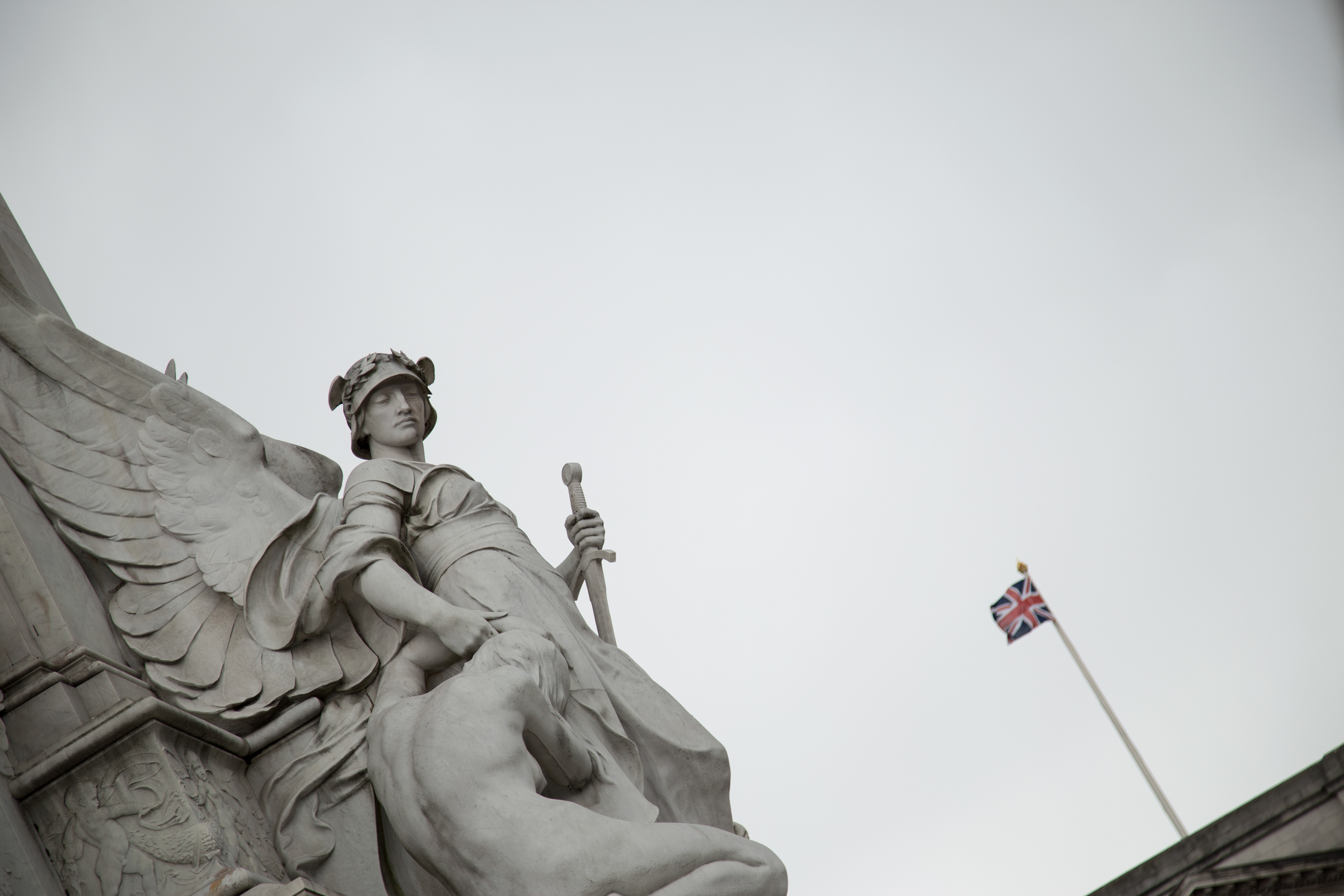 Statue und Flagge von GB