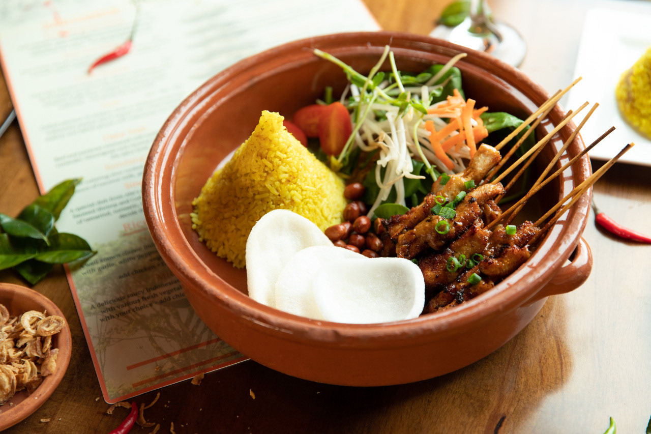Mouthwatering chicken skewers served alongside their delectable candle nut rice!