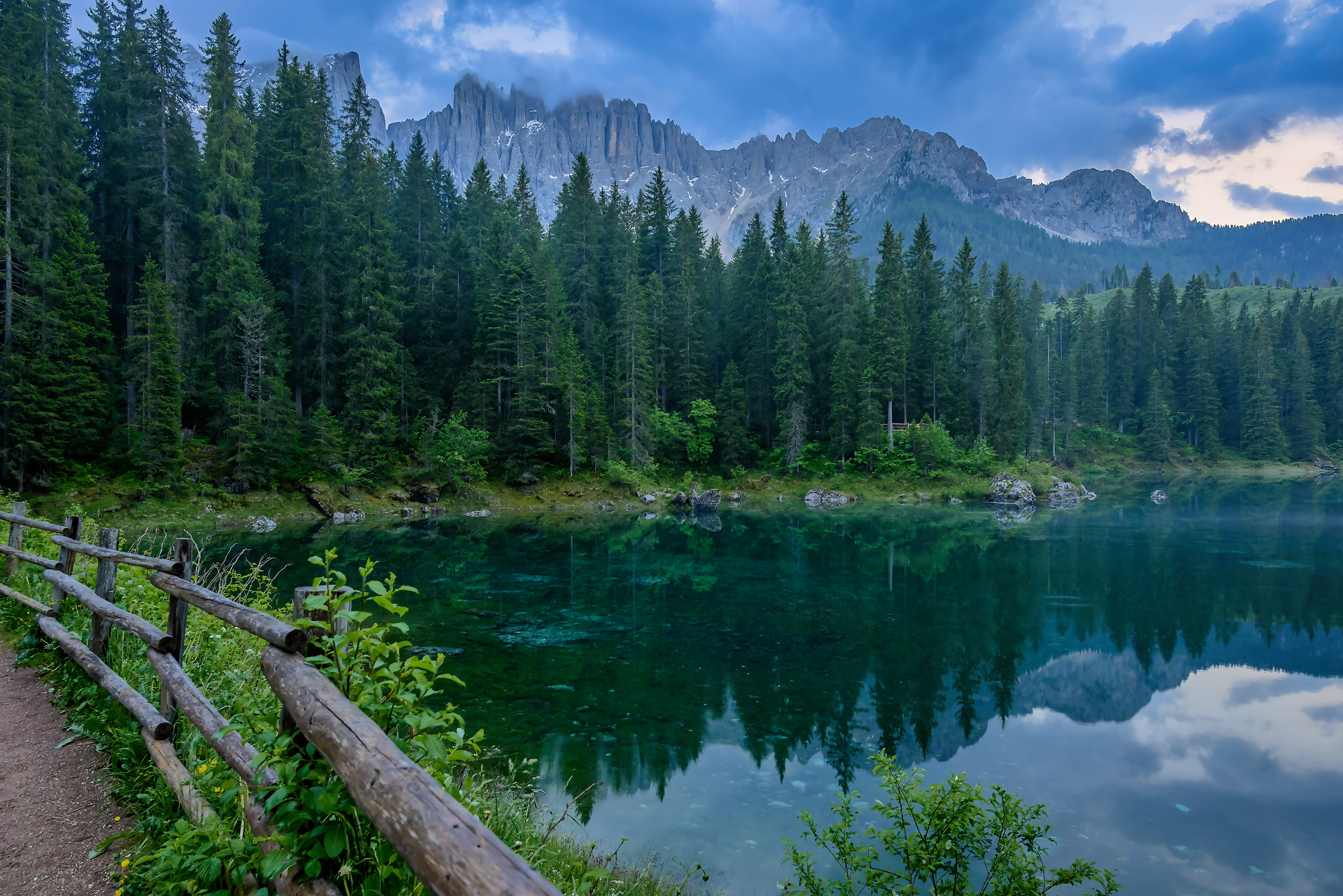 Hiking trail at the Lago di Carrezza