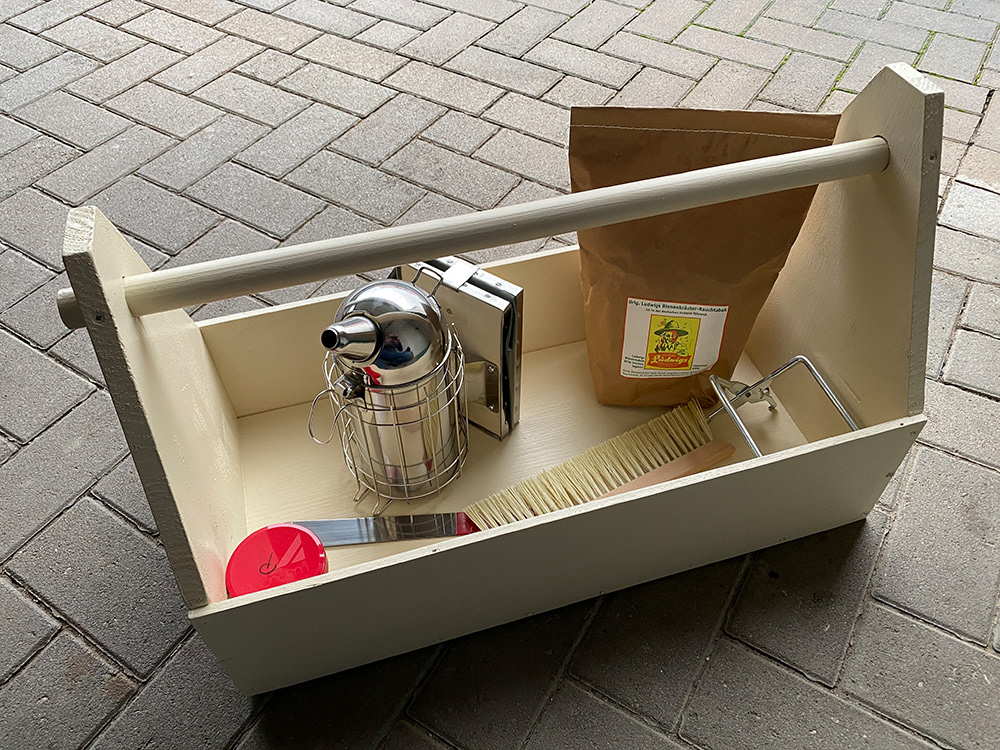 Das erste Werkzeug auf dem Weg zum Hobby Imker, in selbstgebauter Kiste