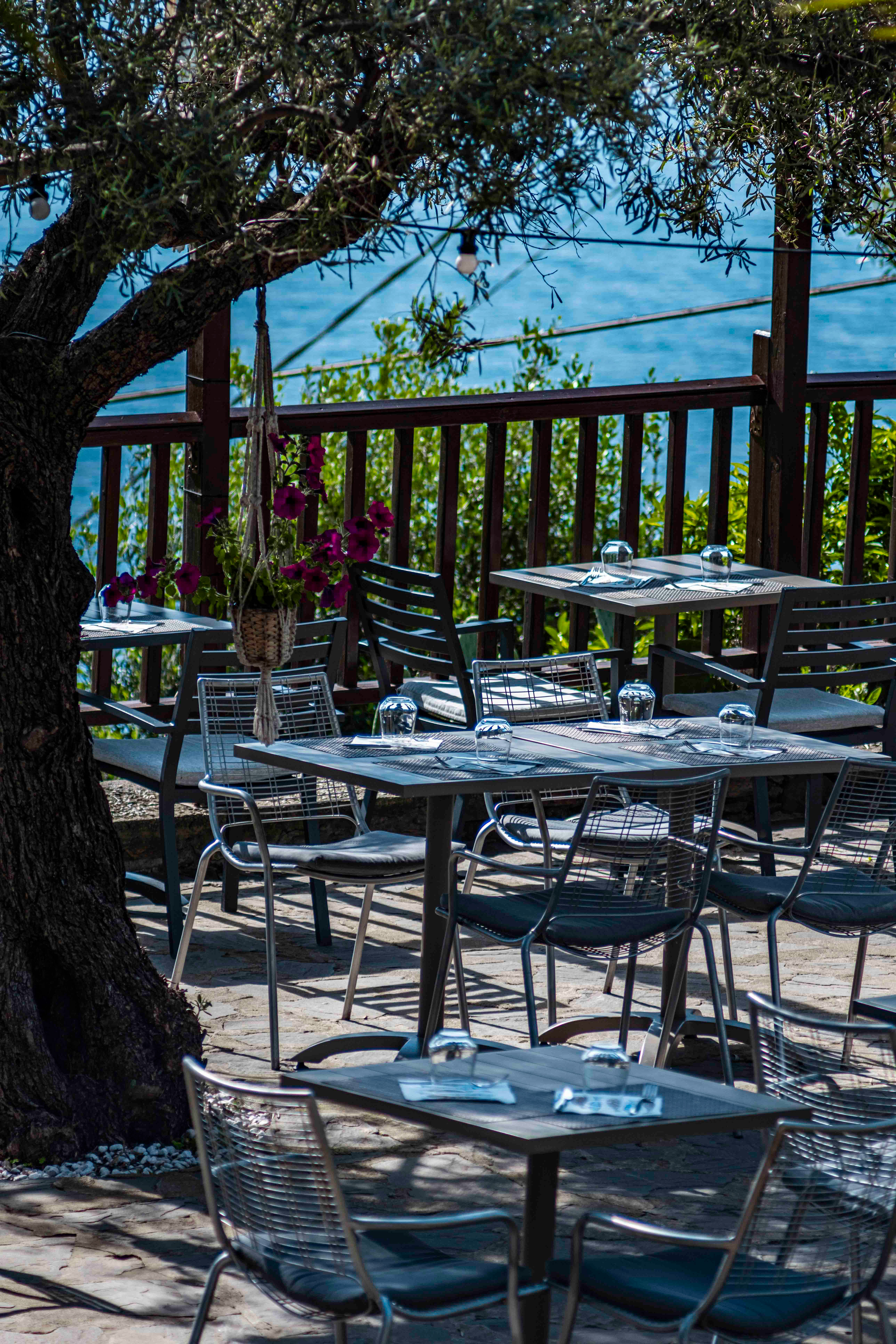 Une terrasse de restaurants des 5 terres avant l'ouverture, toute une promesse.