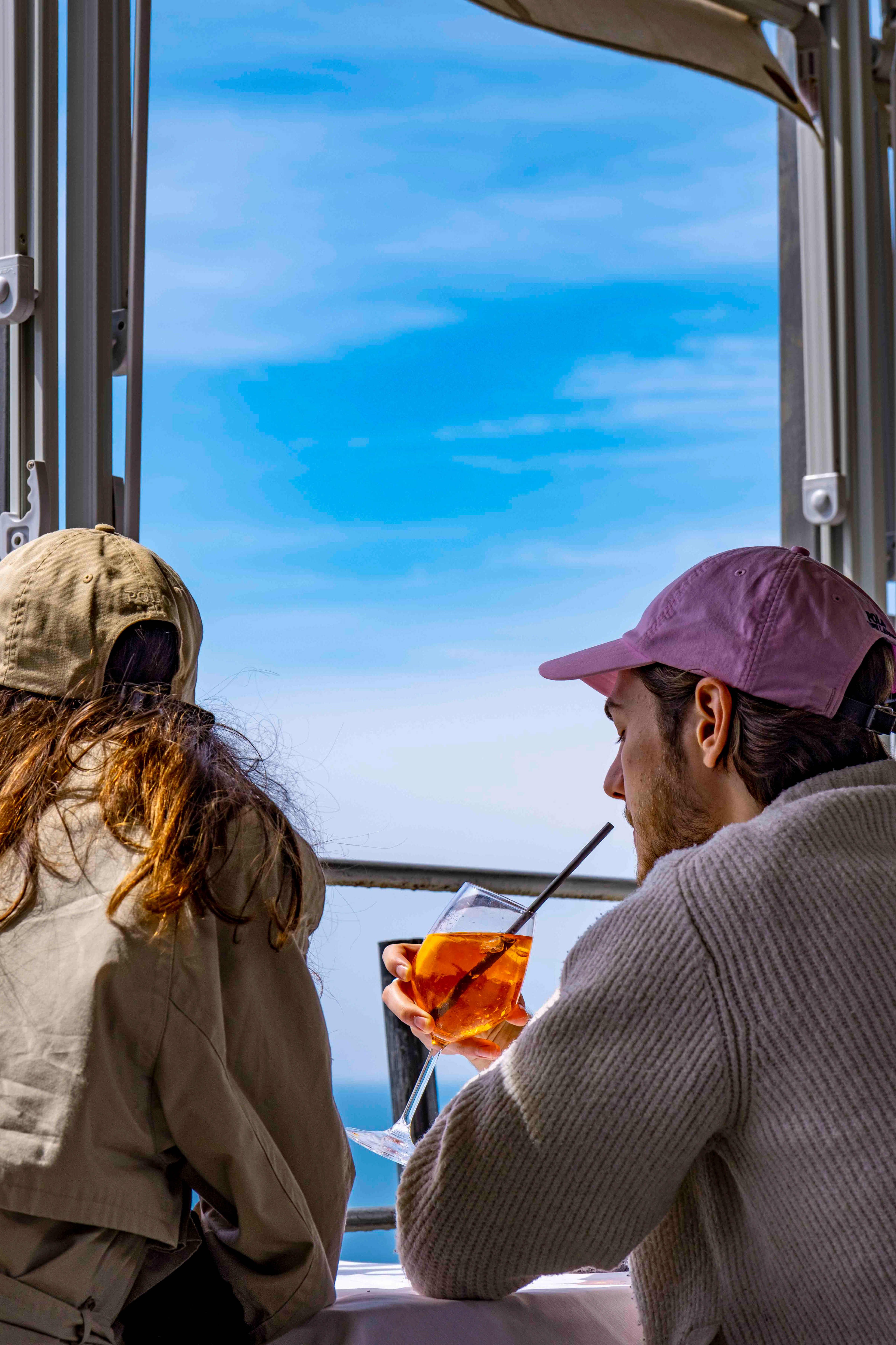 Les 5 terres, un couple de fashionistas prend un pritz en terrasse