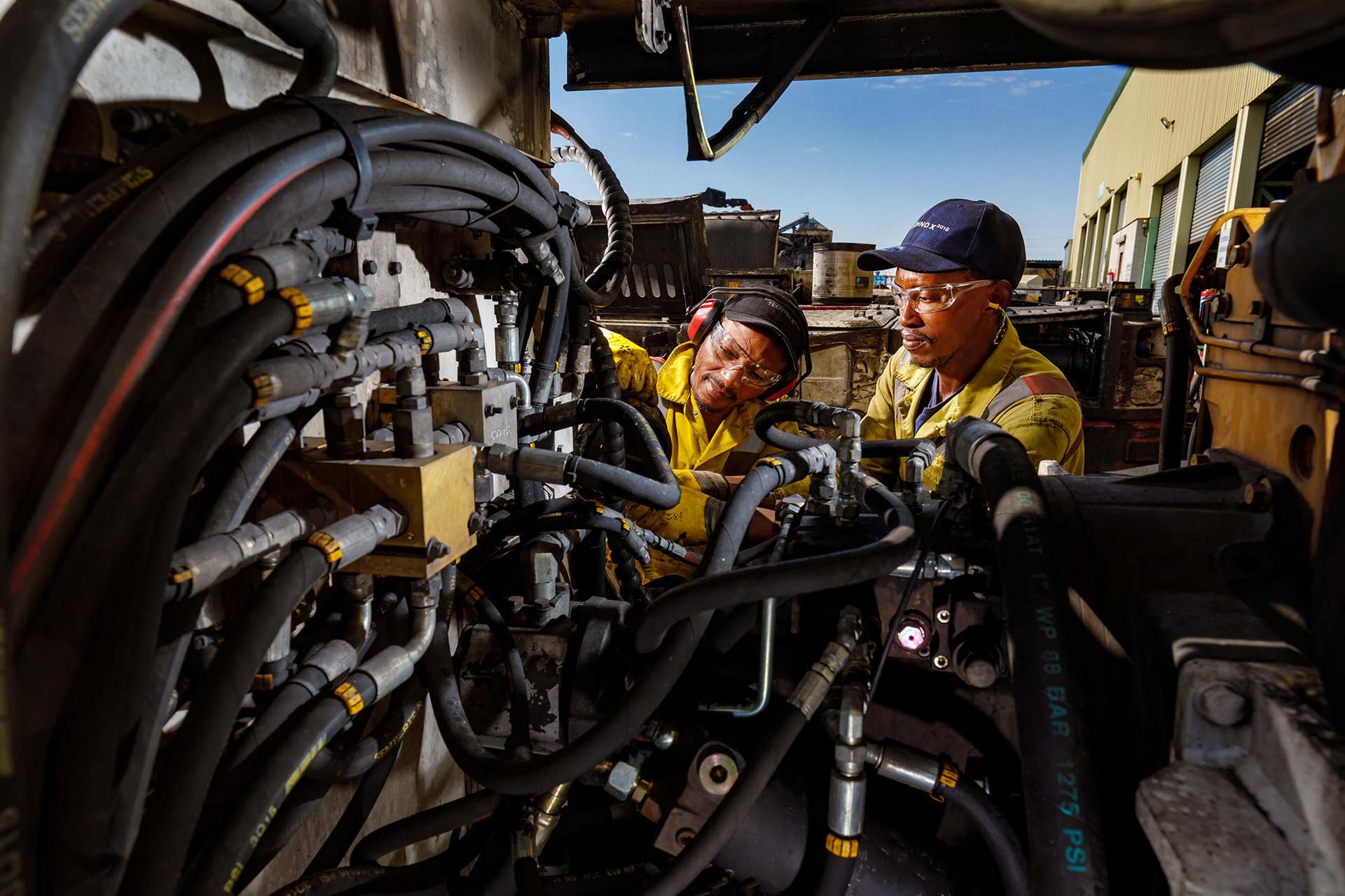 Servicing of underground mining machinery 