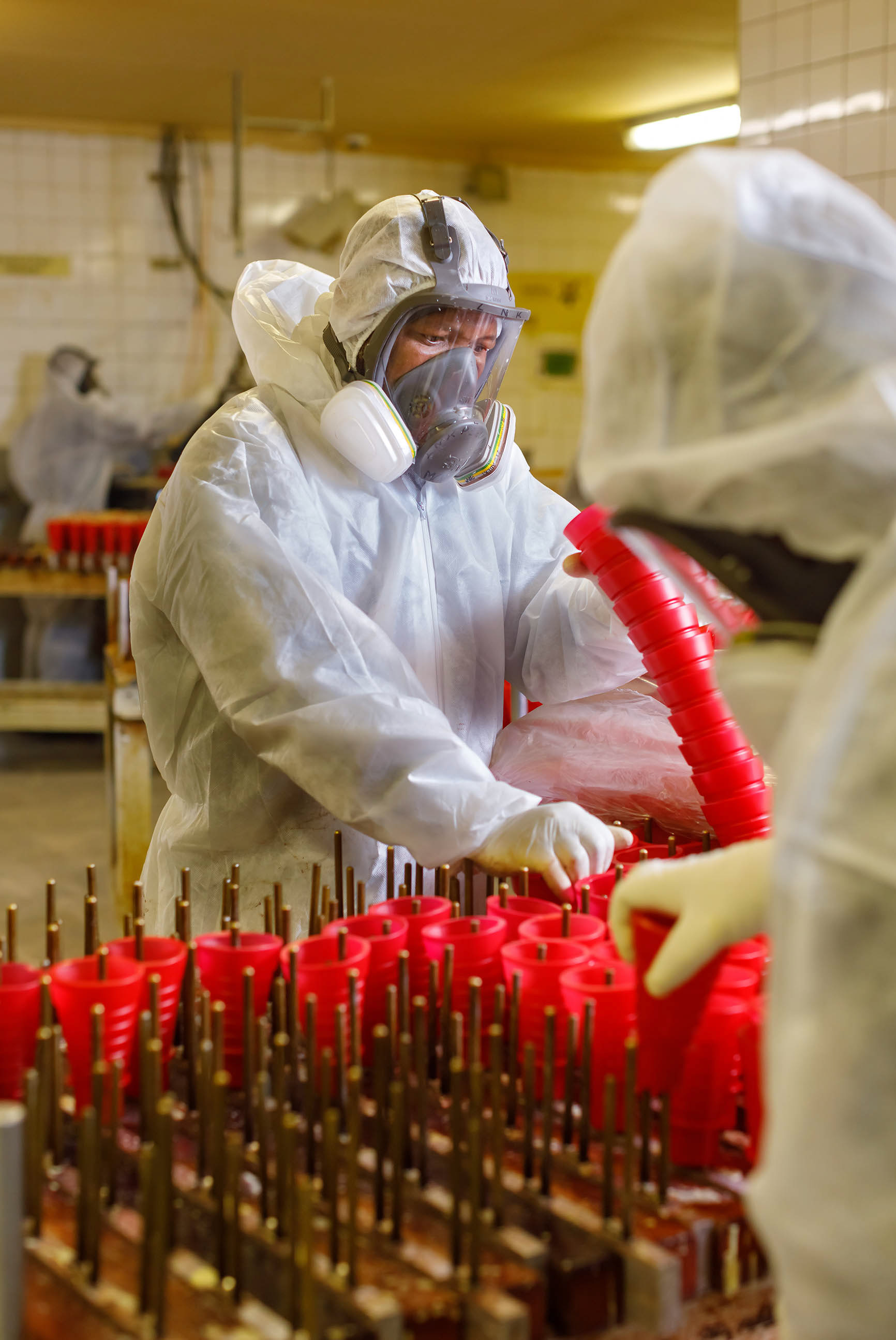 Explosive charge pakaging