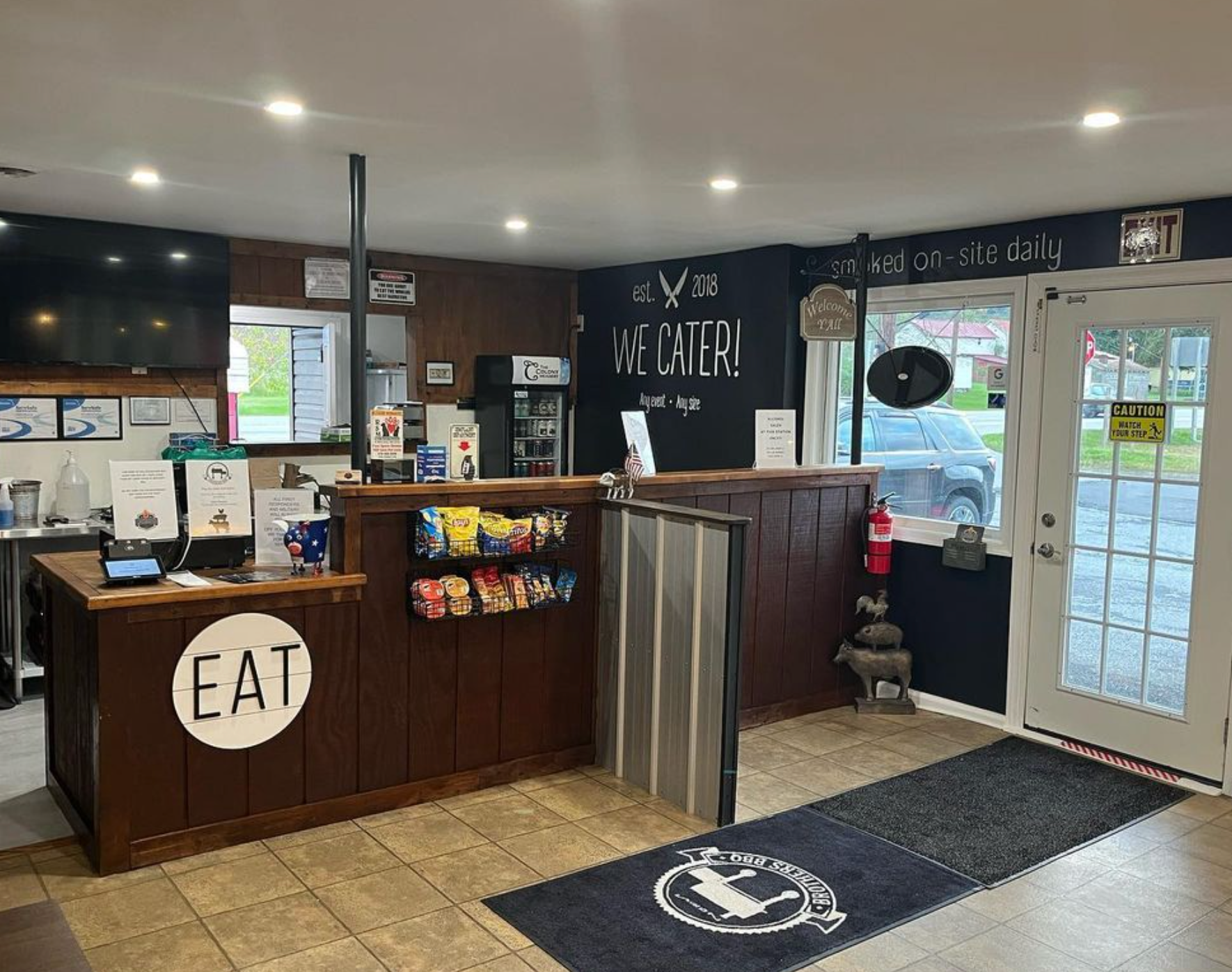 The counter area felt too cluttered, so we minimized the amount of hanging items and went for a more minimalistic look.