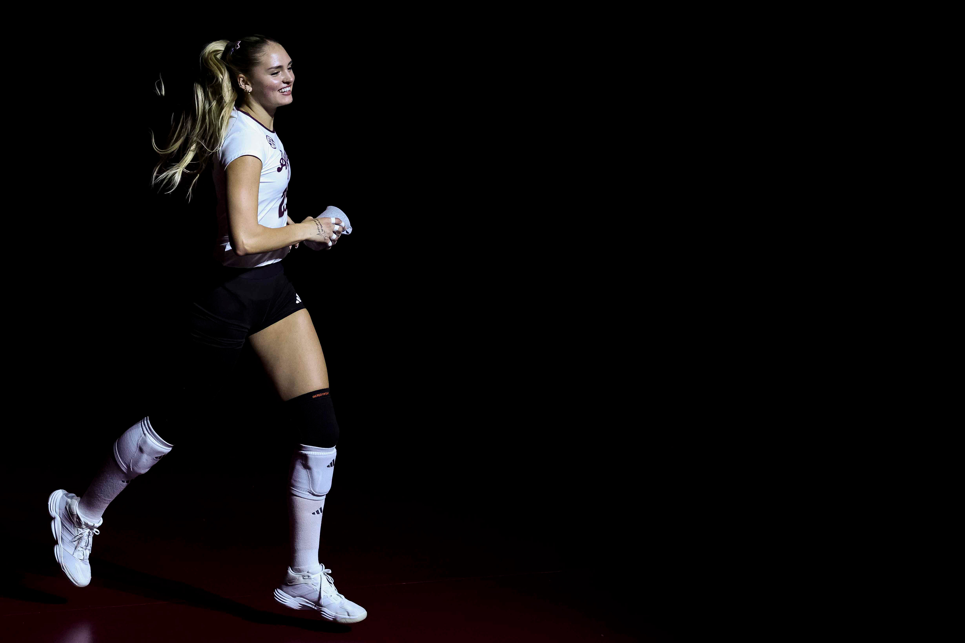 MB Eliza Sharp (25) runs out before the game against the Arkansas State Red Wolves on August 28, 2026.