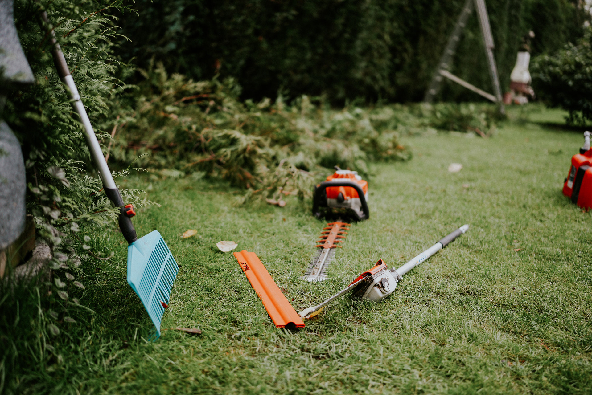 Professionelle Heckenschneidegeräte und Arbeitsutensilien für Gartenarbeiten.