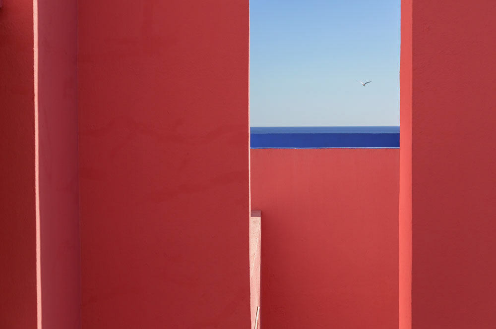 © Audrey Coatleven x Ricardo Bofill - La Muralla Roja Vue mer