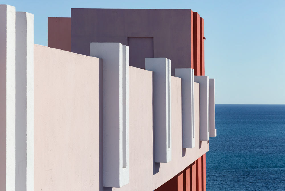 © Audrey Coatleven x Ricardo Bofill - La Muralla Roja Forteresse