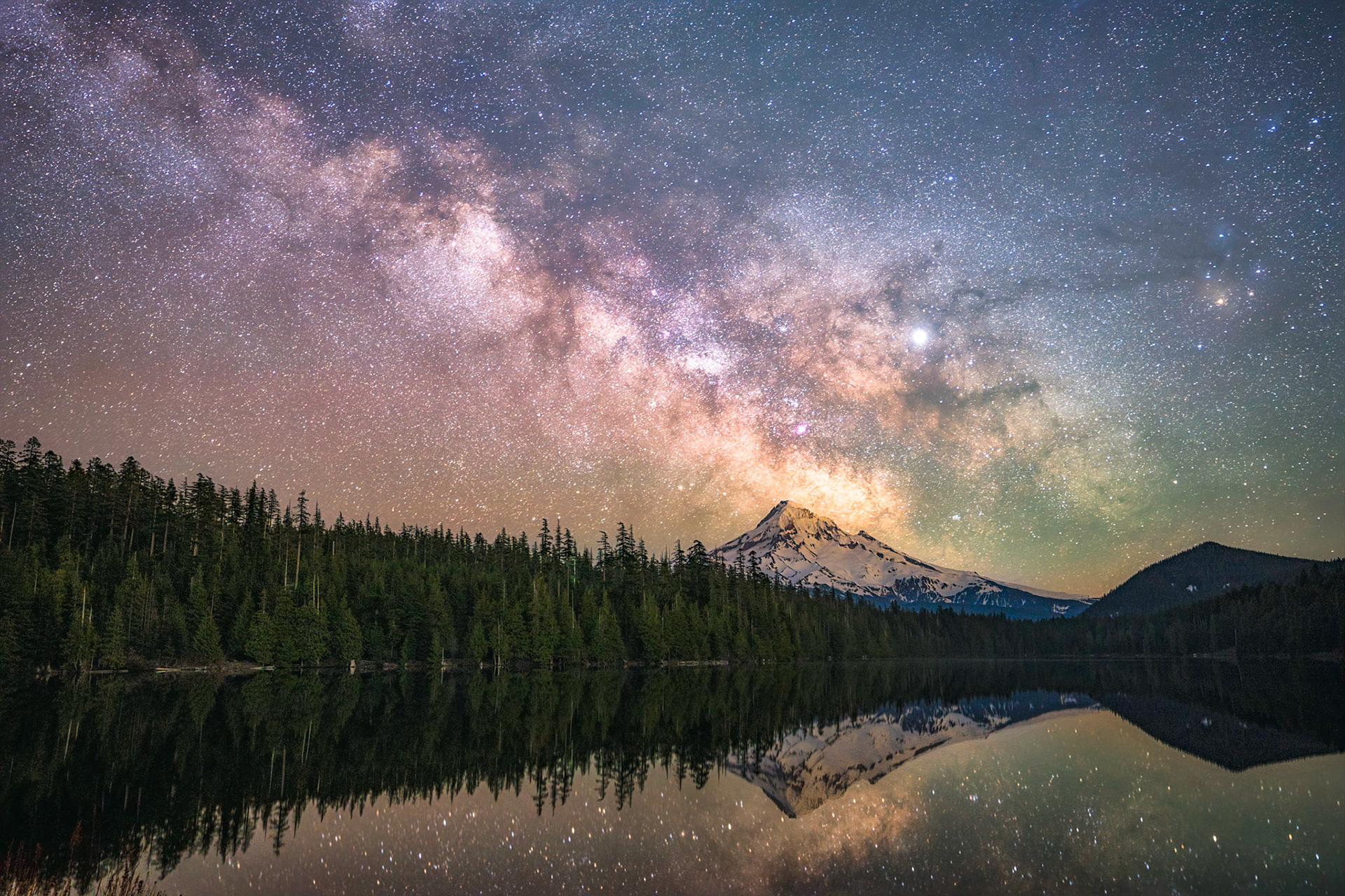 Made from 20 light frames with 3 dark frames by Starry Landscape Stacker 1.8.0.  Algorithm: Min Horizon Noise