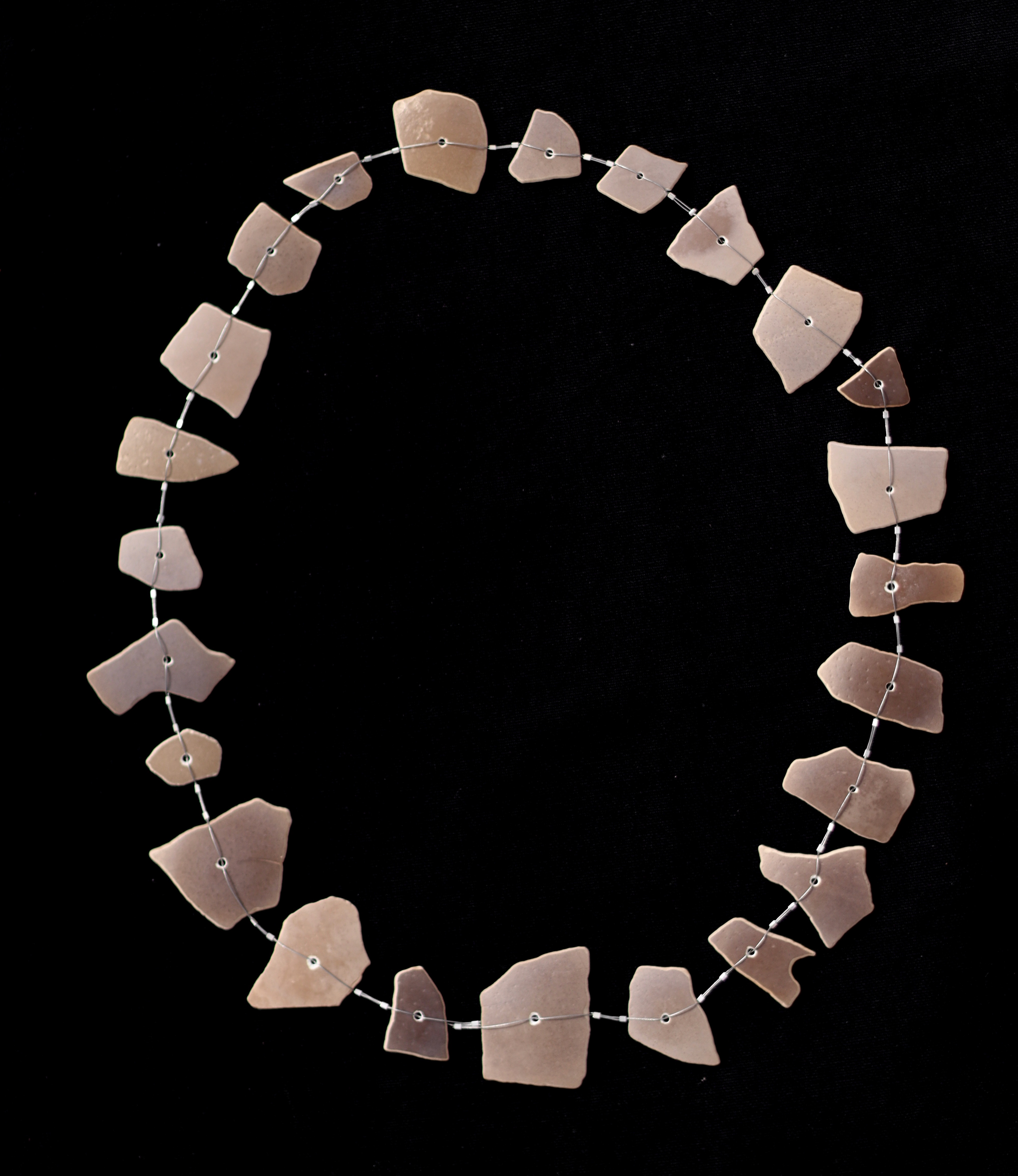 Coquilles d'oeuf d'autruche, brûlées par le soleil. Roulées par le vent de sable.  Sautoir .Plateau du Gilft-Kébir. Egypte