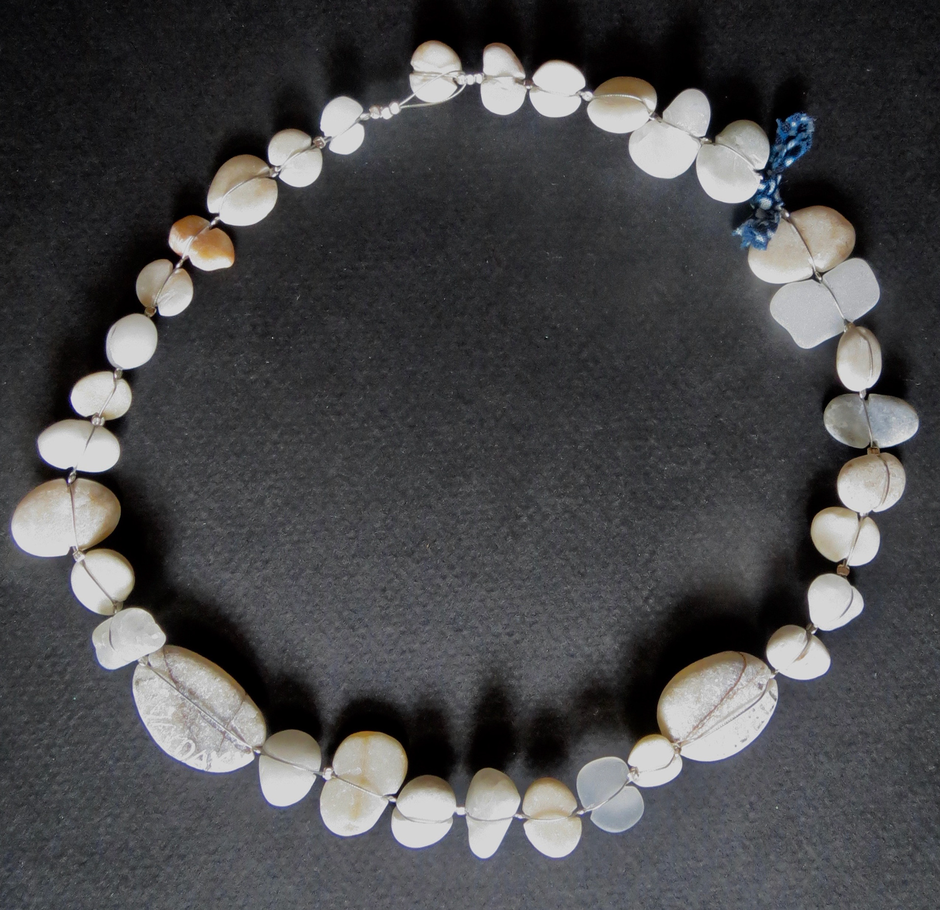 Mabres et verre roulés par la mer. Folegandros, Cyclades, Grèce. Tissus, crinelle d'inox, perles d'argent