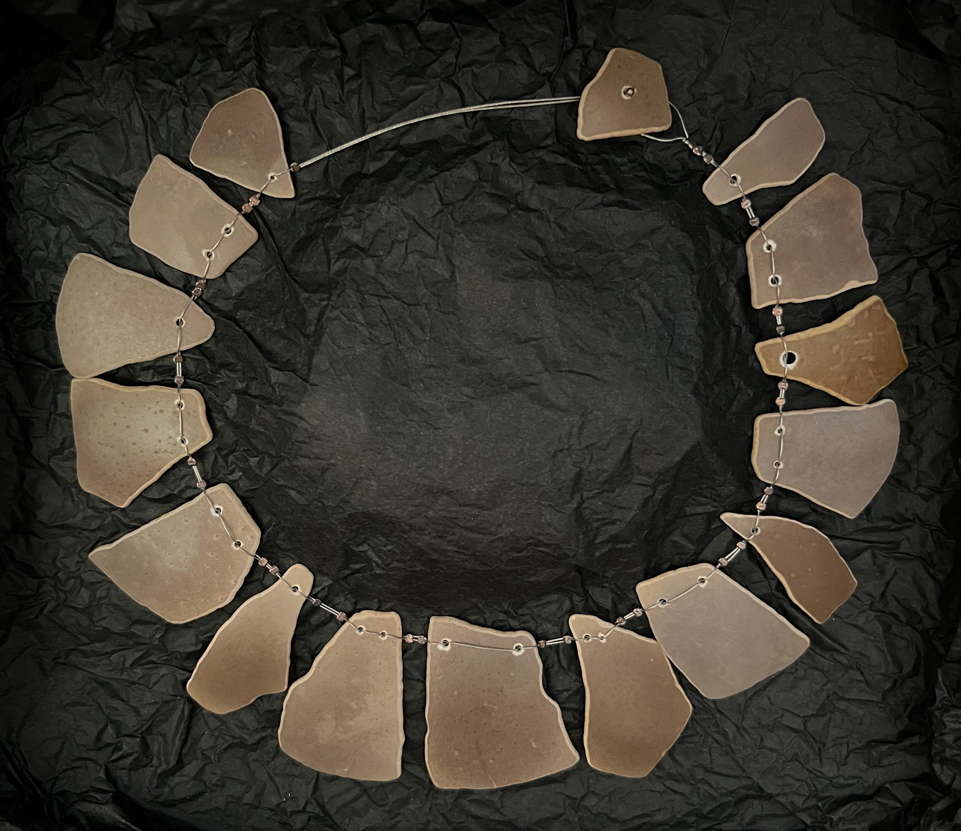 Coquilles d'oeuf d'autruche, brulées par le Soleil, roulées par le vent de sable. Plateau du Gilft-kébir . Egypte