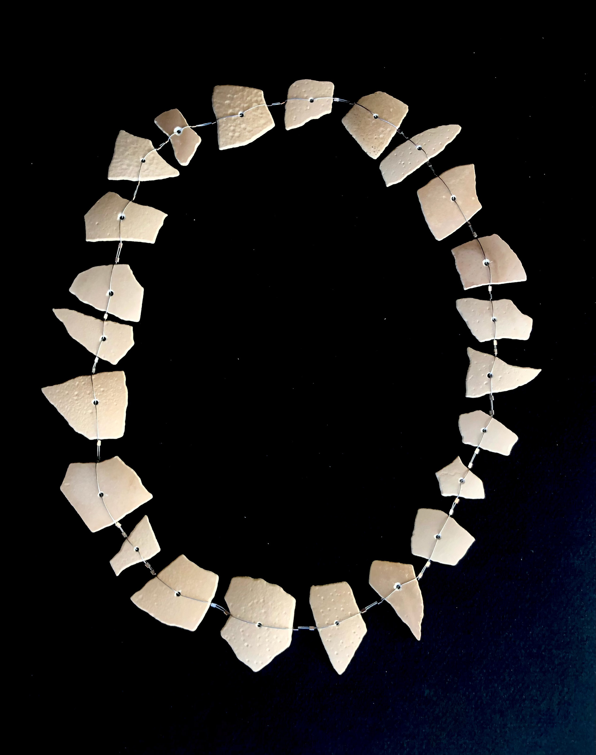Coquilles d'oeuf d'autruche claires, roulées par le vent de sable. Sautoir. Grande Mer de Sable. Egypte